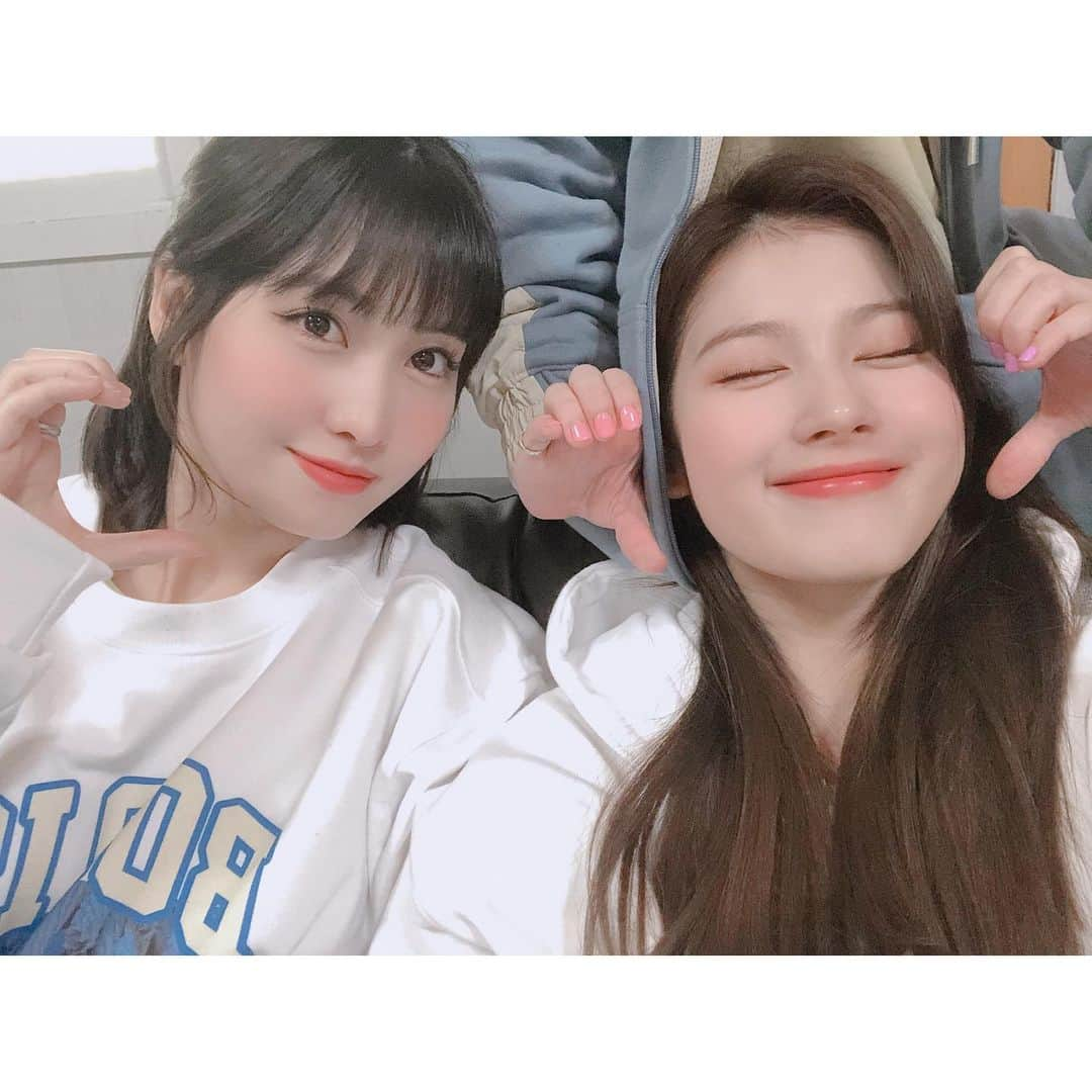 TWICEさんのインスタグラム写真 - (TWICEInstagram)「벌써 모사 입사 9주년이라네요👩‍💼👩‍💼 올해도 원스들이 이렇게 챙겨준 덕분에 알았네요🌸 축하해줘서 고마워요🌸 9년동안 고생 많았고 앞으로도 함께 해👭💞 9年目の相方さんいつもありがとう👩‍❤️‍💋‍👩」4月13日 11時15分 - twicetagram