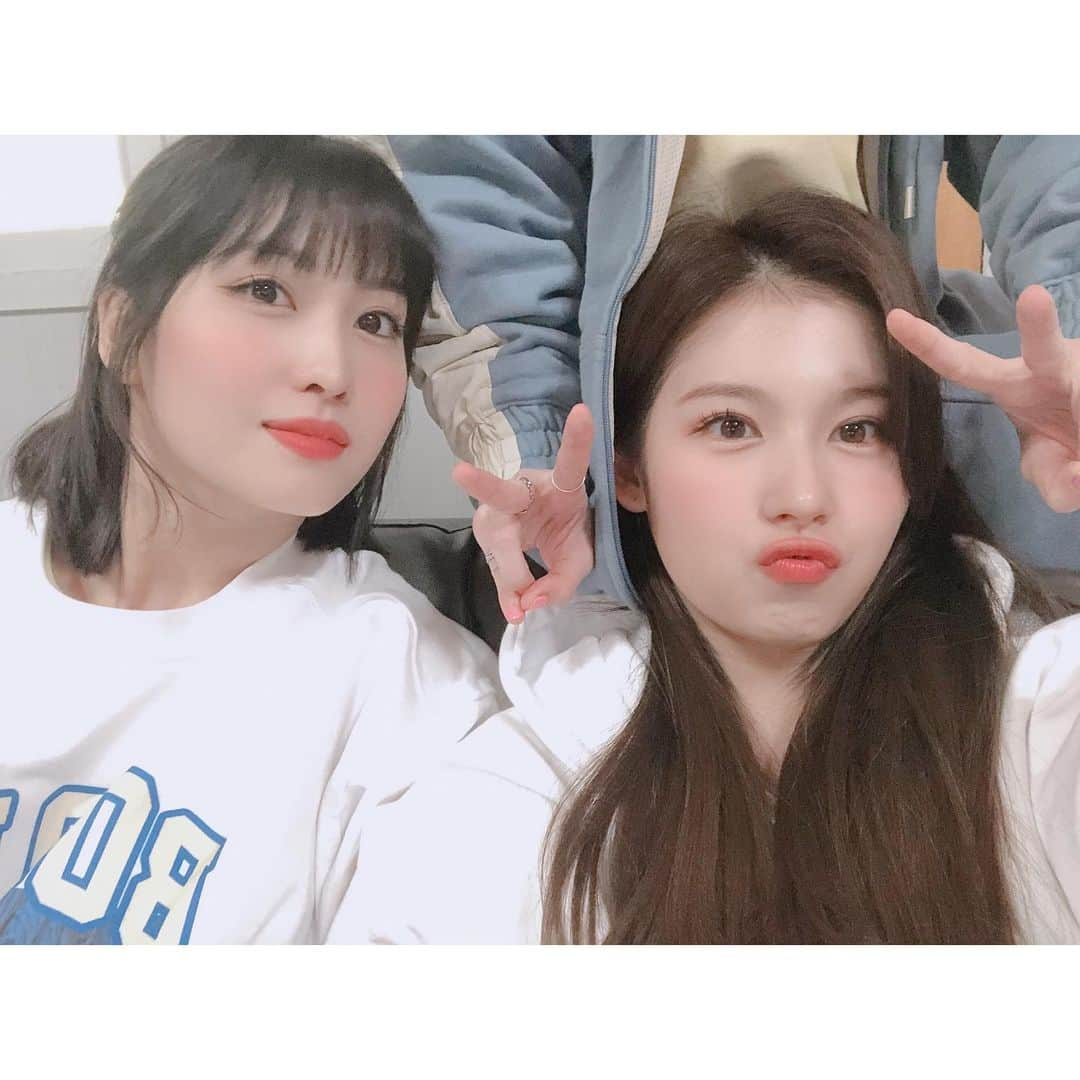 TWICEさんのインスタグラム写真 - (TWICEInstagram)「벌써 모사 입사 9주년이라네요👩‍💼👩‍💼 올해도 원스들이 이렇게 챙겨준 덕분에 알았네요🌸 축하해줘서 고마워요🌸 9년동안 고생 많았고 앞으로도 함께 해👭💞 9年目の相方さんいつもありがとう👩‍❤️‍💋‍👩」4月13日 11時15分 - twicetagram