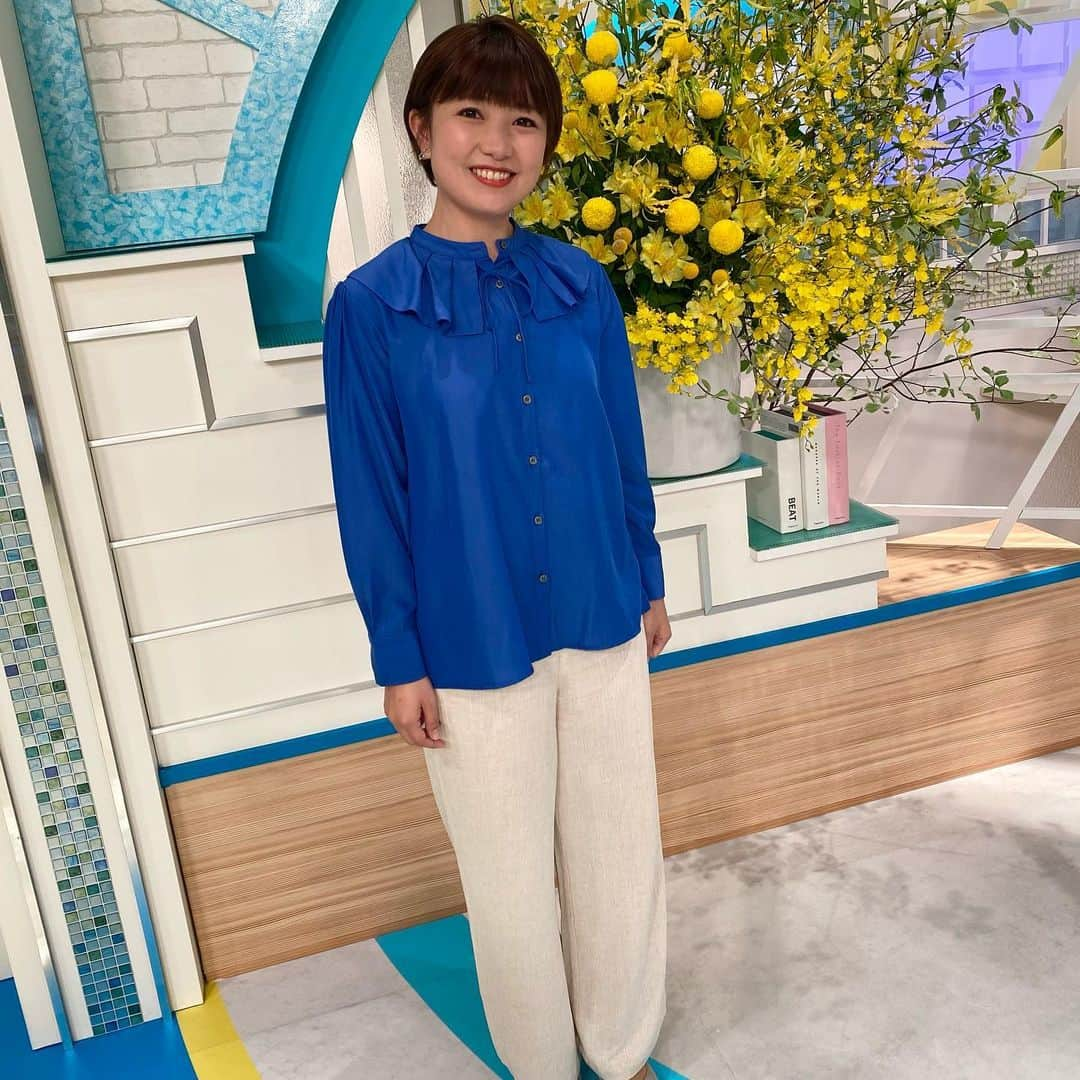 福岡放送「バリはやッ!」さんのインスタグラム写真 - (福岡放送「バリはやッ!」Instagram)「#今日の衣装 #今日のコーデ #バリはやファッション  優ちゃんはパキッと鮮やかな青の #ブラウスコーデ 💙 フリルの襟とリボンがかわいらしい印象にしてくれます😊👏🏻  小林アナは靴まで #同系色コーデ 🌟 アートのようなスカートの柄がめずらしいですねぇ🤭✨  ◎優ちゃん トップス、パンツ→ #proseverse  ◎小林アナ トップス、スカート→ #proseverse  #バリはや #春コーデ #オフィスカジュアル #アナウンサーコーデ #パンツコーデ #川崎優 #小林茉里奈 #小林アナ」4月13日 11時21分 - barihaya