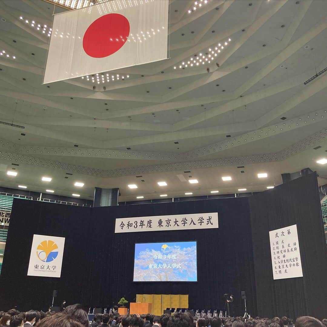 天明麻衣子さんのインスタグラム写真 - (天明麻衣子Instagram)「昨日は東京大学大学院の入学式でした！コロナでどうなるかと思いましたが、関係者の皆様のご尽力のおかげで無事に開催😊本当によかった！  スウェーデン王立科学アカデミーの元会長からのビデオメッセージもあり、なんとその中で英語で俳句を披露してくださいました✨「失敗を恐れずチャレンジする勇気を持ちなさい」という言葉が強く印象に残っています。 （いや、俳句は本当に素晴らしかったですよ！日本人も敵わないんじゃないかというレベルで😅）  ママになっても学ぶことを諦めない！何歳になっても学び続けたい！と決意を新たにしました💪  #入学式 #東京大学 #東京大学大学院 #スウェーデン王立科学アカデミー #見事な俳句 #勉強頑張るぞ #ママになっても学びたい#何歳からでもチャレンジ」4月13日 11時35分 - maiko_temmei