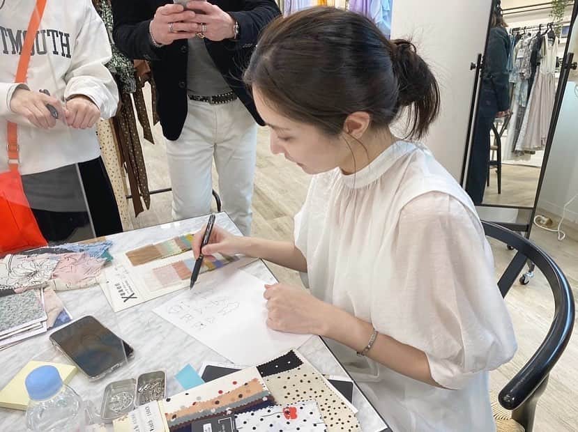 大石絵理のインスタグラム：「絵を描いたり、生地をえらんだり、ミリ単位のお直しをしたり、、、チームのみんなでたくさん話し合って作っています🌸 お洋服づくりが楽しくて夢中なわたし。 もうすぐ新作の発表もあります、たのしみにしててね😘💗」