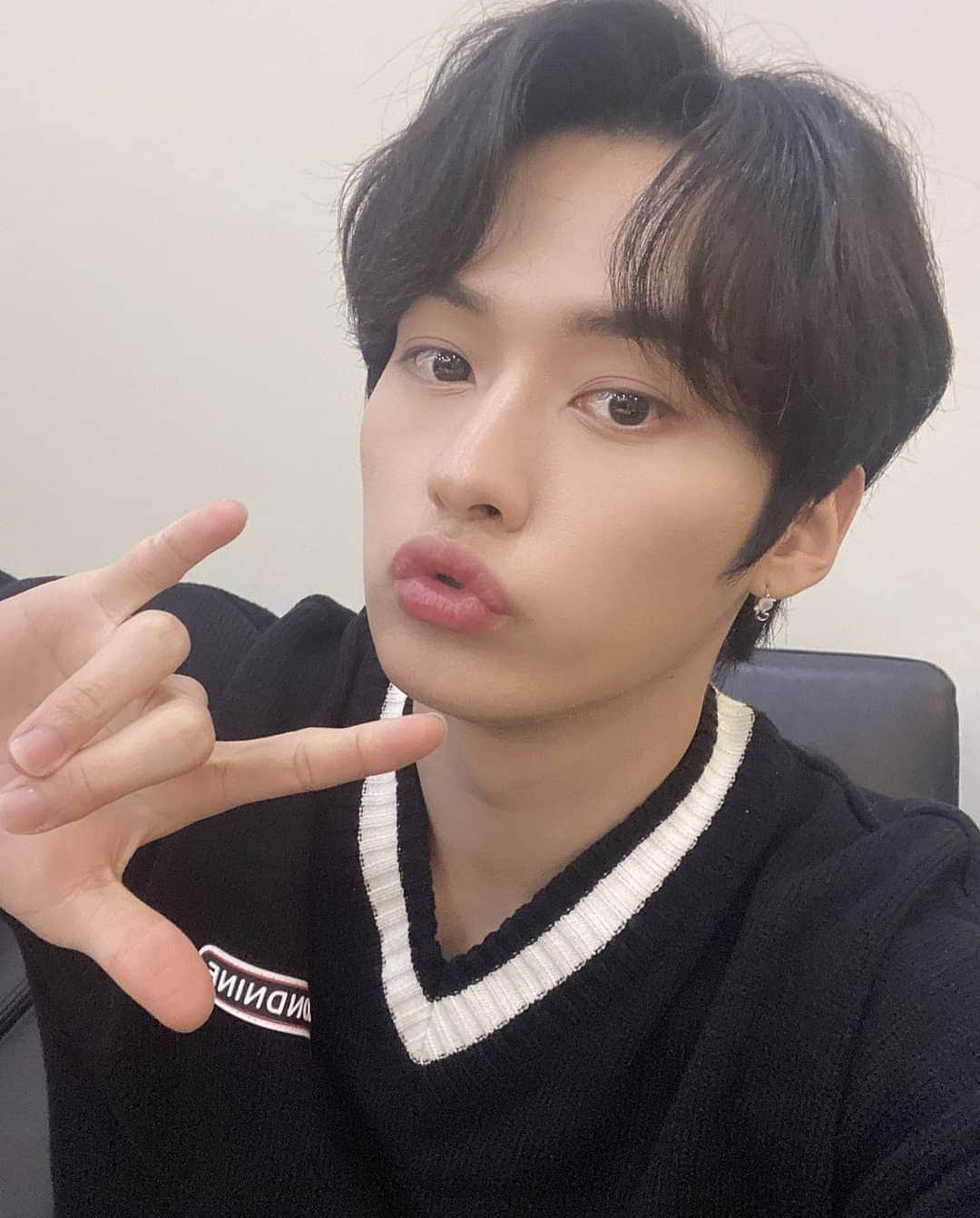 ファン・ヒョンジンのインスタグラム：「[jangan lupa cek snapgram/instastory ya!] Don't forget to follow! 🐦@real.hyunjinstraykids🐦 ------- 🐦@renjinshop_ 🐦 🐦@renjinshop_ 🐦 •Like and Comment💜 •Repost?Tag or Cr🍃 •Tag your friends🍃 💜Don't Forget follow my partner💜@retjehan.straykids @realstraykkidz #StrayKids #HwangHyunjin #Hyunjin #황현진 #현진 #real_hyunjinstraykids #nctdream #jeongin #changbin #in #leeknow #minho #han #jisung #seungmin #bangchan#Felix #hyunjin」