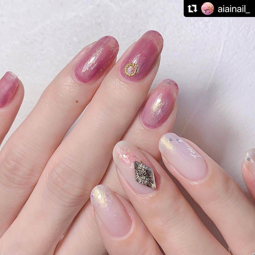 【PLANET NAIL（プラネット ネイル）】公式さんのインスタグラム写真 - (【PLANET NAIL（プラネット ネイル）】公式Instagram)「@aiainail_ さん 2021SS新商品 PLB30 月夜に祈る人魚姫 PLB31 神秘的プリズム のご紹介ありがとうございます💅💕  #Repost @aiainail_ with @make_repost ・・・  こんばんは！﻿ 本日はplanet nail @planet.jp の新色をご紹介します💎﻿ ﻿ ﻿ ¨¨¨¨¨¨¨¨¨¨¨¨¨¨¨¨¨¨¨¨¨¨¨¨¨¨¨¨¨¨¨¨¨¨¨﻿ ⚫︎ 品番 ⚫︎﻿ PLB30　月夜に祈る人魚姫﻿ ➝ 淡いピンクベースにピンク・パープル・ゴールド小ラメをMIXし、指先を華やかに演出できる透明感があるフェミニンな仕上がり。﻿ ﻿ PLB31　神秘的プリズム﻿ ➝ 角度によって色が変わる偏光パール入り。淡いパープルとグレーをMIXしたベースに、大小様々なラメを合わせ、ひと塗りで輝きを演出。﻿ ﻿ ¨¨¨¨¨¨¨¨¨¨¨¨¨¨¨¨¨¨¨¨¨¨¨¨¨¨¨¨¨¨¨¨¨¨¨﻿ ﻿ 【月夜に祈る人魚姫】はじゅわっと色づくかわいいカラーです。﻿ 細かいラメがはいっているのですが一瞬イチゴジャムのように見えてとっても春らしくて素敵なカラーだと思いました◎﻿ 【神秘的プリズム】は柔らかいパープル系のベースにゴールドの偏光パールのはいったカラーです。これだけでも可愛いのですがさらにシルバーの六角ホロやひし形ホロがはいっていてさらにかわいさアップなカラーです💎﻿ ﻿ ﻿ パッケージについて通常は紺リボンですが新色は初回ピンクリボン付き🎀﻿ 春の季節にぴったりなフェミニンなデザインです！﻿ ﻿ ﻿ 新色を使用したデザインも作成したのでご紹介します。﻿ 右手がホワイトベースに新色２色を使用したデザイン。﻿ 左はパープルのベースに塗ってから【神秘的プリズム】をささっと重ねただけの簡単デザインです。﻿ ﻿ ﻿ 特にお気に入りなのは神秘的プリズムを使用したグラデーションネイルです◎﻿ 偏光パールが可愛くてすごくおすすめです💅🏻﻿ 右手の中指にのせた大きなひし形のストーンはallthatnailさん @allthatnail_jp の#ギャラクシーラインストーン です。﻿ キラキラの輝きが美しいストーンで存在感抜群です◎﻿ ﻿ ﻿ ✼••┈┈┈┈••✼••┈┈┈┈••✼﻿ ﻿ 価格(PLB30/PLB31)：￥660-(税込)﻿ 発売日：3月19日以降順次発売﻿ ※店舗によって発売日が異なりますので、ご了承くださいませ。﻿ 全国のバラエティショップ、ドラッグストア(一部の店舗を除く)にて販売いたします。﻿ ※今回の新色よりドン・キホーテでのお取り扱いはありませんのでご注意ください。﻿ ﻿ ✼••┈┈┈┈••✼••┈┈┈┈••✼﻿ ﻿ ﻿ ここまでご覧いただきありがとうございます💓﻿ ﻿ ﻿ #pr  #planet_jp #プラネットネイル #planetnail﻿ #ギャラクシーネイル #ラメネイル #ホロネイル #グラデーションネイル #ラメグラデーションネイル #宇宙ラメ #宇宙ネイル #パープルネイル #ピンクネイル﻿ #セルフネイル #セルフネイル部 #セルフネイラー #セルフネイル初心者 #私のtrillpic #セルフネイラーさんと繋がりたい #ネイル好きな人と繋がりたい #네일스타그램 #네일 #マイリコ #cos_mer #youcamメイクシェア #meeee_co #sucle #hpb_nail」4月13日 11時48分 - planet.jp