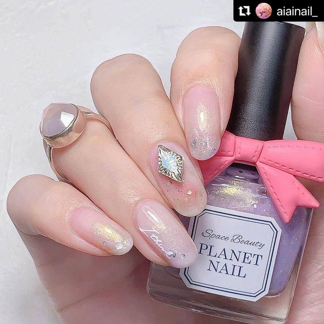 【PLANET NAIL（プラネット ネイル）】公式さんのインスタグラム写真 - (【PLANET NAIL（プラネット ネイル）】公式Instagram)「@aiainail_ さん 2021SS新商品 PLB30 月夜に祈る人魚姫 PLB31 神秘的プリズム のご紹介ありがとうございます💅💕  #Repost @aiainail_ with @make_repost ・・・  こんばんは！﻿ 本日はplanet nail @planet.jp の新色をご紹介します💎﻿ ﻿ ﻿ ¨¨¨¨¨¨¨¨¨¨¨¨¨¨¨¨¨¨¨¨¨¨¨¨¨¨¨¨¨¨¨¨¨¨¨﻿ ⚫︎ 品番 ⚫︎﻿ PLB30　月夜に祈る人魚姫﻿ ➝ 淡いピンクベースにピンク・パープル・ゴールド小ラメをMIXし、指先を華やかに演出できる透明感があるフェミニンな仕上がり。﻿ ﻿ PLB31　神秘的プリズム﻿ ➝ 角度によって色が変わる偏光パール入り。淡いパープルとグレーをMIXしたベースに、大小様々なラメを合わせ、ひと塗りで輝きを演出。﻿ ﻿ ¨¨¨¨¨¨¨¨¨¨¨¨¨¨¨¨¨¨¨¨¨¨¨¨¨¨¨¨¨¨¨¨¨¨¨﻿ ﻿ 【月夜に祈る人魚姫】はじゅわっと色づくかわいいカラーです。﻿ 細かいラメがはいっているのですが一瞬イチゴジャムのように見えてとっても春らしくて素敵なカラーだと思いました◎﻿ 【神秘的プリズム】は柔らかいパープル系のベースにゴールドの偏光パールのはいったカラーです。これだけでも可愛いのですがさらにシルバーの六角ホロやひし形ホロがはいっていてさらにかわいさアップなカラーです💎﻿ ﻿ ﻿ パッケージについて通常は紺リボンですが新色は初回ピンクリボン付き🎀﻿ 春の季節にぴったりなフェミニンなデザインです！﻿ ﻿ ﻿ 新色を使用したデザインも作成したのでご紹介します。﻿ 右手がホワイトベースに新色２色を使用したデザイン。﻿ 左はパープルのベースに塗ってから【神秘的プリズム】をささっと重ねただけの簡単デザインです。﻿ ﻿ ﻿ 特にお気に入りなのは神秘的プリズムを使用したグラデーションネイルです◎﻿ 偏光パールが可愛くてすごくおすすめです💅🏻﻿ 右手の中指にのせた大きなひし形のストーンはallthatnailさん @allthatnail_jp の#ギャラクシーラインストーン です。﻿ キラキラの輝きが美しいストーンで存在感抜群です◎﻿ ﻿ ﻿ ✼••┈┈┈┈••✼••┈┈┈┈••✼﻿ ﻿ 価格(PLB30/PLB31)：￥660-(税込)﻿ 発売日：3月19日以降順次発売﻿ ※店舗によって発売日が異なりますので、ご了承くださいませ。﻿ 全国のバラエティショップ、ドラッグストア(一部の店舗を除く)にて販売いたします。﻿ ※今回の新色よりドン・キホーテでのお取り扱いはありませんのでご注意ください。﻿ ﻿ ✼••┈┈┈┈••✼••┈┈┈┈••✼﻿ ﻿ ﻿ ここまでご覧いただきありがとうございます💓﻿ ﻿ ﻿ #pr  #planet_jp #プラネットネイル #planetnail﻿ #ギャラクシーネイル #ラメネイル #ホロネイル #グラデーションネイル #ラメグラデーションネイル #宇宙ラメ #宇宙ネイル #パープルネイル #ピンクネイル﻿ #セルフネイル #セルフネイル部 #セルフネイラー #セルフネイル初心者 #私のtrillpic #セルフネイラーさんと繋がりたい #ネイル好きな人と繋がりたい #네일스타그램 #네일 #マイリコ #cos_mer #youcamメイクシェア #meeee_co #sucle #hpb_nail」4月13日 11時48分 - planet.jp