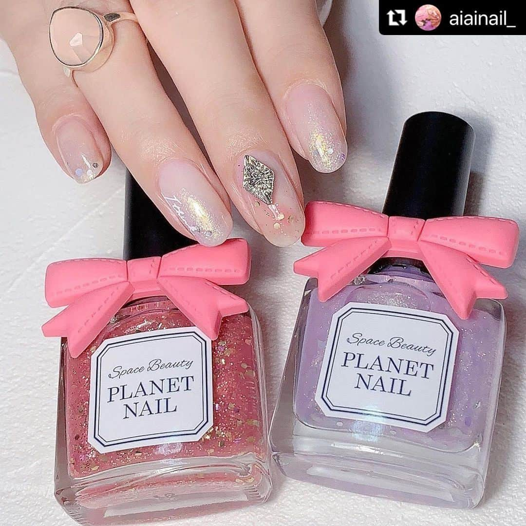 【PLANET NAIL（プラネット ネイル）】公式さんのインスタグラム写真 - (【PLANET NAIL（プラネット ネイル）】公式Instagram)「@aiainail_ さん 2021SS新商品 PLB30 月夜に祈る人魚姫 PLB31 神秘的プリズム のご紹介ありがとうございます💅💕  #Repost @aiainail_ with @make_repost ・・・  こんばんは！﻿ 本日はplanet nail @planet.jp の新色をご紹介します💎﻿ ﻿ ﻿ ¨¨¨¨¨¨¨¨¨¨¨¨¨¨¨¨¨¨¨¨¨¨¨¨¨¨¨¨¨¨¨¨¨¨¨﻿ ⚫︎ 品番 ⚫︎﻿ PLB30　月夜に祈る人魚姫﻿ ➝ 淡いピンクベースにピンク・パープル・ゴールド小ラメをMIXし、指先を華やかに演出できる透明感があるフェミニンな仕上がり。﻿ ﻿ PLB31　神秘的プリズム﻿ ➝ 角度によって色が変わる偏光パール入り。淡いパープルとグレーをMIXしたベースに、大小様々なラメを合わせ、ひと塗りで輝きを演出。﻿ ﻿ ¨¨¨¨¨¨¨¨¨¨¨¨¨¨¨¨¨¨¨¨¨¨¨¨¨¨¨¨¨¨¨¨¨¨¨﻿ ﻿ 【月夜に祈る人魚姫】はじゅわっと色づくかわいいカラーです。﻿ 細かいラメがはいっているのですが一瞬イチゴジャムのように見えてとっても春らしくて素敵なカラーだと思いました◎﻿ 【神秘的プリズム】は柔らかいパープル系のベースにゴールドの偏光パールのはいったカラーです。これだけでも可愛いのですがさらにシルバーの六角ホロやひし形ホロがはいっていてさらにかわいさアップなカラーです💎﻿ ﻿ ﻿ パッケージについて通常は紺リボンですが新色は初回ピンクリボン付き🎀﻿ 春の季節にぴったりなフェミニンなデザインです！﻿ ﻿ ﻿ 新色を使用したデザインも作成したのでご紹介します。﻿ 右手がホワイトベースに新色２色を使用したデザイン。﻿ 左はパープルのベースに塗ってから【神秘的プリズム】をささっと重ねただけの簡単デザインです。﻿ ﻿ ﻿ 特にお気に入りなのは神秘的プリズムを使用したグラデーションネイルです◎﻿ 偏光パールが可愛くてすごくおすすめです💅🏻﻿ 右手の中指にのせた大きなひし形のストーンはallthatnailさん @allthatnail_jp の#ギャラクシーラインストーン です。﻿ キラキラの輝きが美しいストーンで存在感抜群です◎﻿ ﻿ ﻿ ✼••┈┈┈┈••✼••┈┈┈┈••✼﻿ ﻿ 価格(PLB30/PLB31)：￥660-(税込)﻿ 発売日：3月19日以降順次発売﻿ ※店舗によって発売日が異なりますので、ご了承くださいませ。﻿ 全国のバラエティショップ、ドラッグストア(一部の店舗を除く)にて販売いたします。﻿ ※今回の新色よりドン・キホーテでのお取り扱いはありませんのでご注意ください。﻿ ﻿ ✼••┈┈┈┈••✼••┈┈┈┈••✼﻿ ﻿ ﻿ ここまでご覧いただきありがとうございます💓﻿ ﻿ ﻿ #pr  #planet_jp #プラネットネイル #planetnail﻿ #ギャラクシーネイル #ラメネイル #ホロネイル #グラデーションネイル #ラメグラデーションネイル #宇宙ラメ #宇宙ネイル #パープルネイル #ピンクネイル﻿ #セルフネイル #セルフネイル部 #セルフネイラー #セルフネイル初心者 #私のtrillpic #セルフネイラーさんと繋がりたい #ネイル好きな人と繋がりたい #네일스타그램 #네일 #マイリコ #cos_mer #youcamメイクシェア #meeee_co #sucle #hpb_nail」4月13日 11時48分 - planet.jp