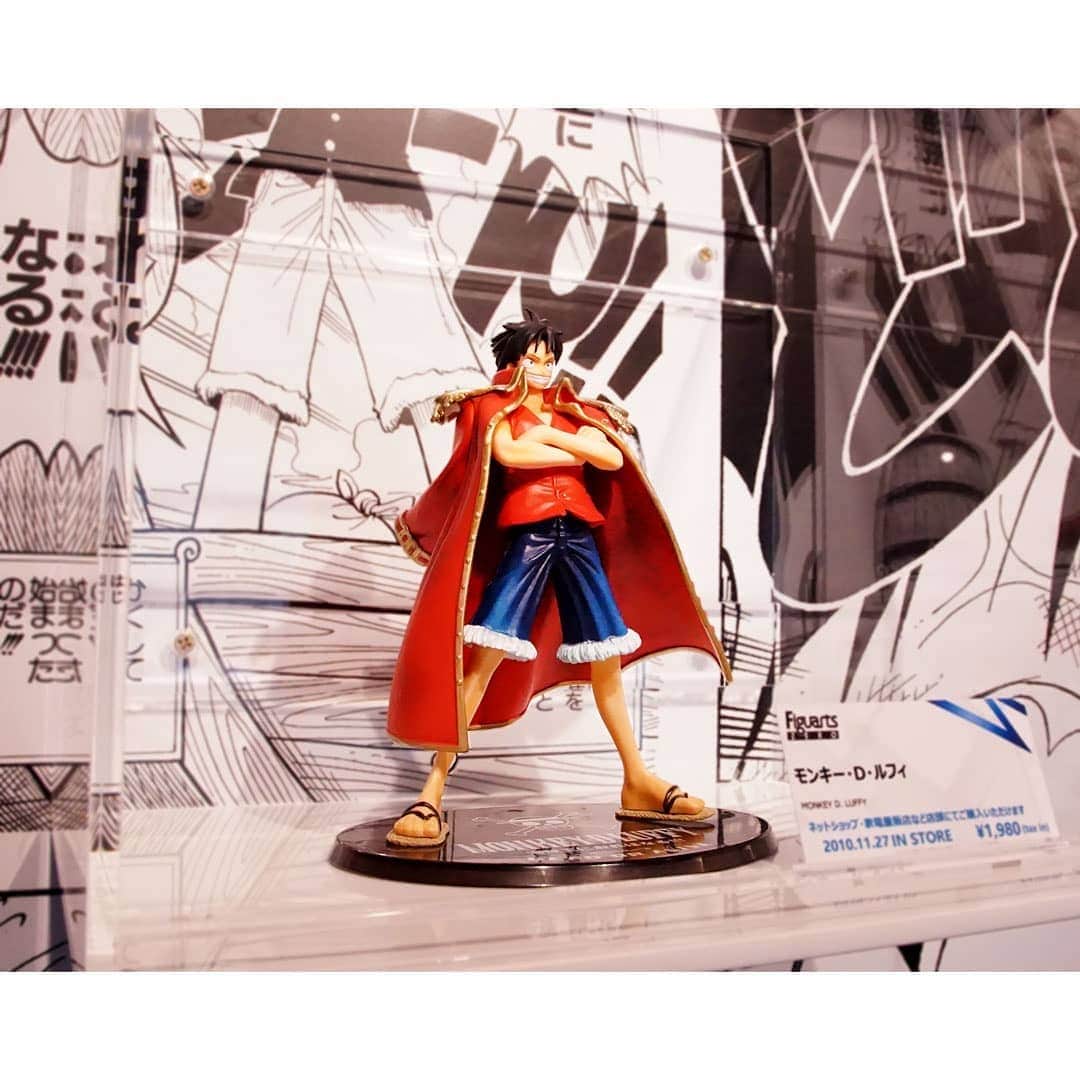 ONE PIECEスタッフ公式さんのインスタグラム写真 - (ONE PIECEスタッフ公式Instagram)「「ONE PIECE 1,000話記念特集展示」開催中！ . 歴代の #フィギュアーツZERO シリーズが「TAMASHII NATIONS TOKYO」にて展示されています。 . 麦わらの一味をはじめ、様々なキャラクターがラインナップされているほか、超合金シリーズのメリー号やサニー号、劇場版コラボのフィギュアなどお宝いっぱい！ . さらに2021年8月に一般店頭発売予定の「フィギュアーツZERO［EXTRA BATTLE］ ゴール・Ｄ・ロジャー -神避-」を最速展示！✨ 6月発売の #光月おでん と並ぶと壮観！👍️✨ . 総勢150体を超える、圧巻の #ONEPIECEフィギュア 大展示！ 大迫力の一挙展示をどうぞご覧ください。 . ★特集展示は2021年4月22日（木）まで★ . ＝＝＝＝＝＝ . 現在、TAMASHII NATIONS TOKYOは新型コロナウイルスの感染拡大防止に向け、お客様ならびに従業員の健康と安全確保の観点から営業時間を変更しております。 詳しくは、TAMASHII NATIONS TOKYOのサイトをご確認ください。 https://tamashii.jp/tokyo/ . . ※混雑緩和のため、入店制限をする場合あり ※展示内容は予告無く変更される場合がございます。予めご了承ください。 . 最新の営業情報は、TAMASHII NATIONS TOKYO公式Twitter(＠tamashii_tnt)もご確認ください。 . #onepiece #ワンピース #漫画 #manga #尾田栄一郎 #eiichirooda #週刊少年ジャンプ #shonenjump #ルフィ #luffy #玩具 #toy #フィギュア #figure #figuartszero #魂ネイションズ #extrabattle #tamashiination #tamashiinations」4月13日 12時01分 - onepiece_staff