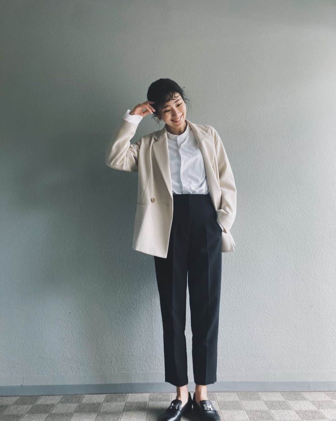 安藤沙耶香のインスタグラム：「コロナの影響で 園庭での式だったので 少し短めの丈のパンツで  午後からは雨の予報だったし 帰りは抱っこになるだろうから 黒にしました  入園式スタイルも 臨機応変に♡」
