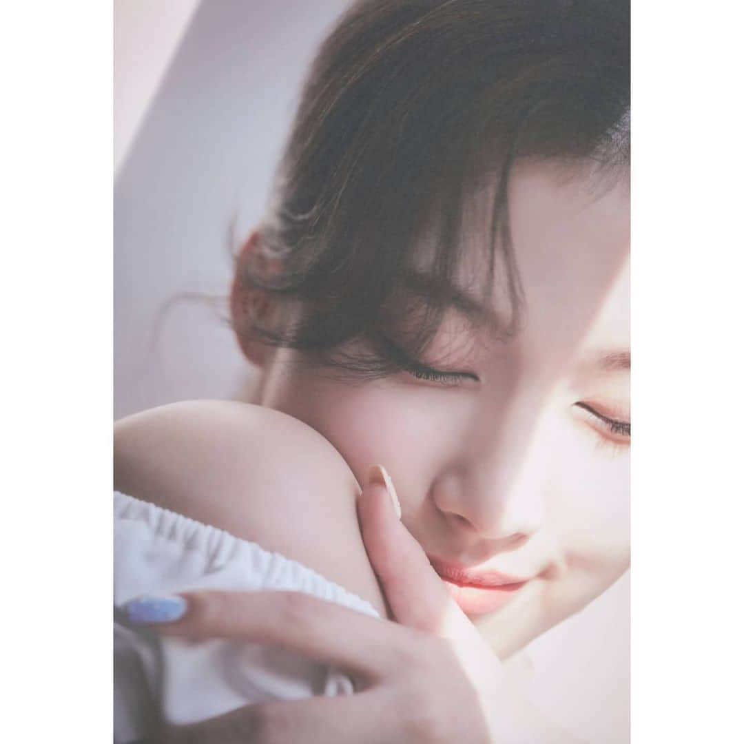 サナさんのインスタグラム写真 - (サナInstagram)「[SCAN] Yes I Am Sana photobook (3) . Cr. Njmsjmdct2 ーーーーーーーーーー Follow > @sana.twice.kr < . @twicetagram #TWICE#트와이스#ONCE#Sana#사나 #Nayeon#나연#Jeongyeon#정연#Momo#모모#Jihyo#지효#Mina#미나#Dahyun#다현#Chaeyoung#채영#Tzuyu#쯔위」4月13日 23時08分 - sana.twice.kr