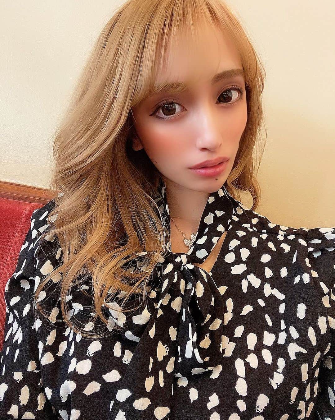 MOMOKAのインスタグラム：「・ どうにかなるか精神は程々に😇🪄  やらなきゃいけないことに しっかり向き合うことで結果が 必ずついてくるから踏ん張れる ‧✩͓̊︎  最近思わぬご縁が多い🤝大切にしよう ・ ・ ・ #春コーデ #シャツコーデ #ダルメシアン柄 #今日のコーデ #ママコーデ #シンママ #女の子のママ #エステティシャン #北堀江エステ」