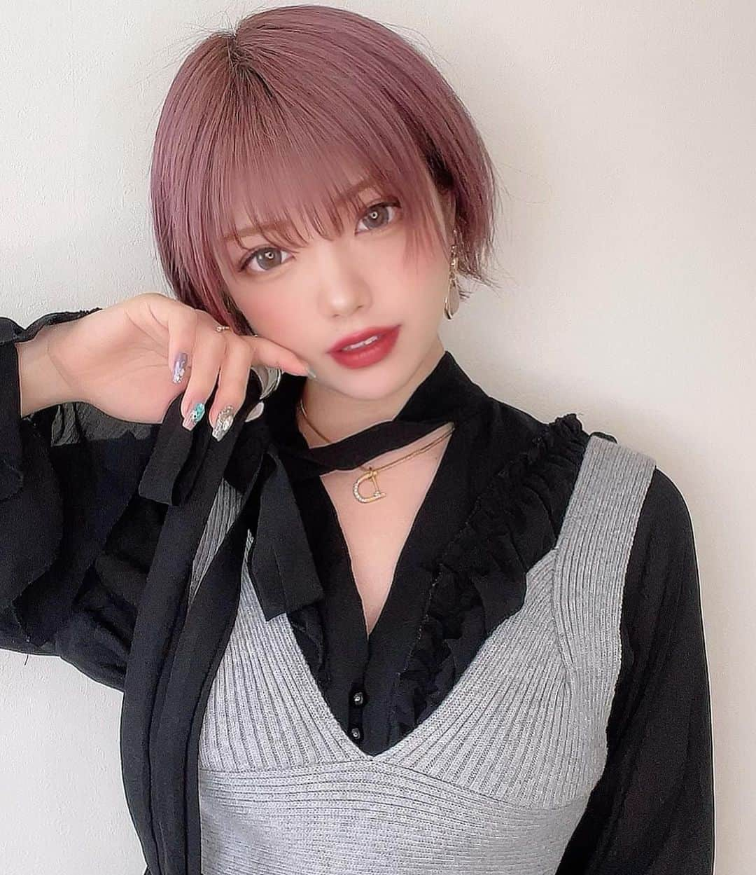 みきでりさんのインスタグラム写真 - (みきでりInstagram)「パープル男女共に好評だったなぁ🍇💜 DMでも聞かれたりしてたので、 色味の参考にどうぞっっ！ 真似する時は美容師さんに見せてね☺️💜💜💜 私は @eclat_yusuketokita さんに 染めてもらったよ〜！ステキカラーいぇい🤩✨✨ ㅤ ㅤ 2枚目が好きな写真だけど、 あえて横顔を1枚目に…🥸💬 ㅤ ㅤ 3枚目はおふざけ。笑 カラコンずれとるし😟😟😟🤷🏻‍♀️笑 ㅤ ㅤ ㅤ ㅤ ㅤ ㅤ ㅤ ㅤ ㅤ ㅤ ㅤ ㅤ #ラベンダーカラー #ラベンダーピンク #くすみカラー #くすみピンク #ピンクカラー #ピンクヘアー #春カラー#美容#美容好き#チェリーピンク #ラズベリー#原宿美容室#表参道美容室#ヘアカラー#パープルカラー#ショート#ショートヘア #ショートボブ #ショートカット #ショートスタイル #ショート女子 #ショートヘア女子 #ulike#イメチェン#横顔#気分転換#暖色系#暖色系カラー#グリーンカラコン#カラコン」4月13日 23時10分 - mikidelicious