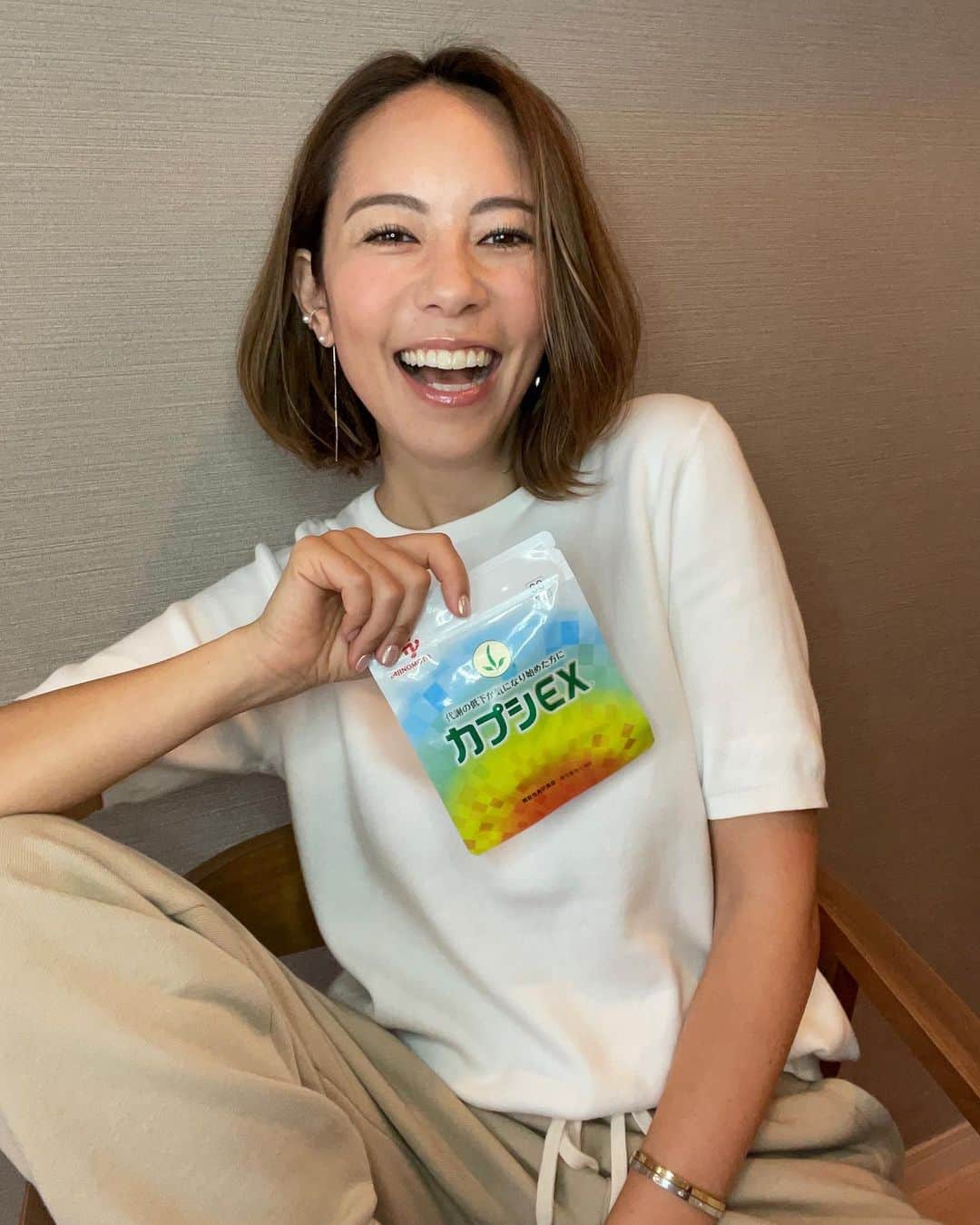 鮎河ナオミのインスタグラム：「味の素さんの #カプシEX をお試しさせていただきました✨ 一言で言うと、基礎代謝の向上をサポートしてくれるサプリです❣️  主成分である「カプシノイド」が、 カラダの中の「エネルギーを消費する細胞=褐色脂 肪細胞」を活性化して 基礎代謝の向上をサポートしてくれる効果があります！  普段はあまりサプリを飲まない私ですが、これは飲み始めてから、カラダの内側からいきいきしてる気がします🤗 基礎代謝ってやっぱり大事ですね🙌  #味の素  #カプシEX  #機能性表示食品 #サプリ #サプリメント  #サプリメントの選び方  #基礎代謝アップサポート #健康  #PR #sponsored」