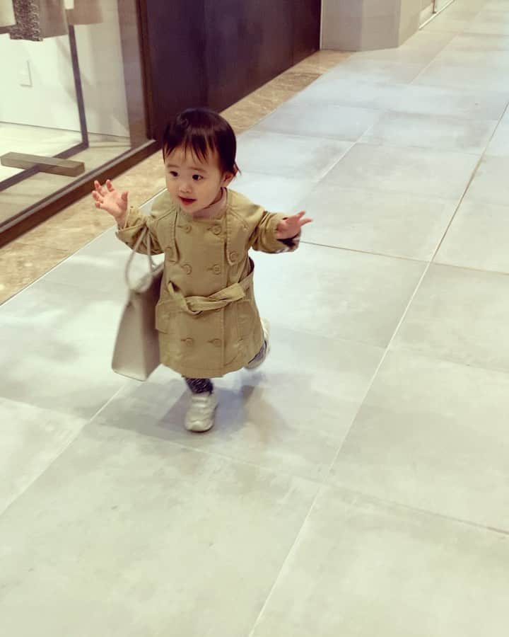 来夏のインスタグラム：「#🌿 私の👜を奪って お出かけモード👶🏻 トレンチ姿が母的に萌え☺️ オソロ感🧥💕 #spring #outfit #女の子ママ」