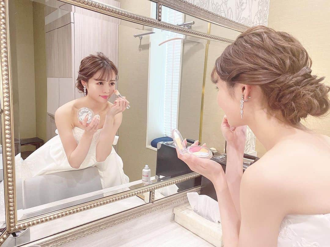 Isakoさんのインスタグラム写真 - (IsakoInstagram)「ウェディング撮影👰‍♀️💒 　  今日はウェディング撮影で久々に横浜まで行って来ました💓素敵すぎるドレスを沢山着させて頂きとっても幸せな一日でした🥰 　 素敵なお写真をいっぱい撮影していただいたのでデータが楽しみ💓このお写真は控室でのオフショットです💫 　 　 そんな今日に備えて、昨日はダリアスキンクリニックさん @dahliagsc でヴェルベットスキンをしていただいたのでお肌ツヤツヤ👰‍♀️定期的なヴェルベットは欠かせません💫 いつもありがとうございます😊 　  　 明日も撮影なので今夜はいつもより念入りにトレーニングとマッサージをして寝ます🌸 　 今日もお疲れ様でした💓 　  　 #ウェディングヘア#ウェディングドレス#ウェディングドレス試着#ウェディングヘアメイク#プレ花嫁#ドレス#ドレス試着#花嫁ヘア #ダリアスキン銀座クリニック」4月13日 21時53分 - ichaaako