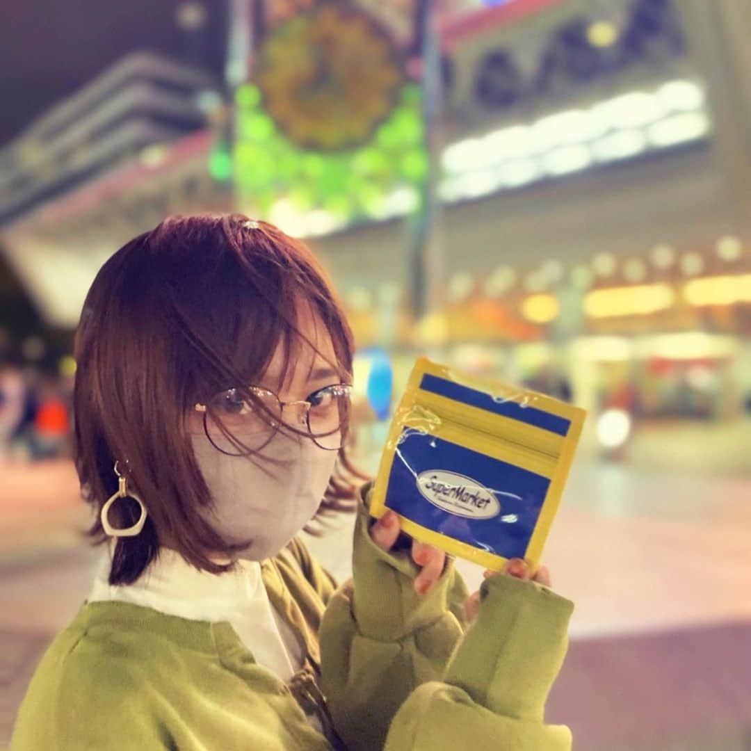 弘松芹香のインスタグラム：「こないだ。仕事おわりぶっとばして 藤原さくらちゃんの音楽を聴いてきたったぜ。✌️  『Sakura Fujiwara Live 2021 SUPERMARKET』🥕 2021.4.9 （@mammothsakura ）  サイコーやった！ｲｪｲ！  🥳🎸」