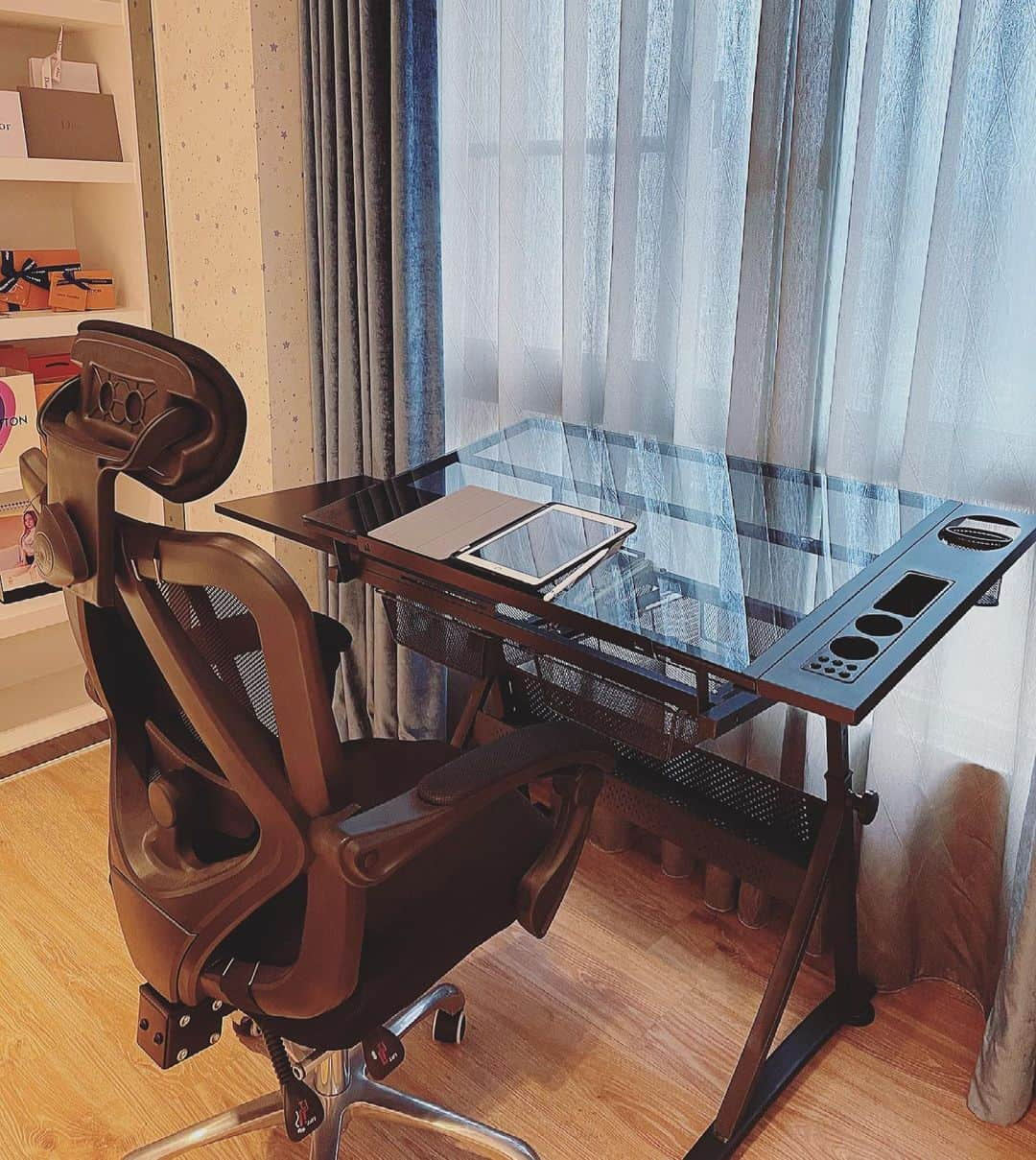 泥泥林さんのインスタグラム写真 - (泥泥林Instagram)「自己的製圖桌自己組 Assemble my own drafting table🔧  放在工作間用看的心情都好好🥰 Having a great table is good for creating artworks✨  #153泥泥 #創作 #繪圖 #手描き #그림 #일상 #放置少女泥泥  #drawing #artista #dailylife #handmade」4月13日 21時58分 - janie.lin