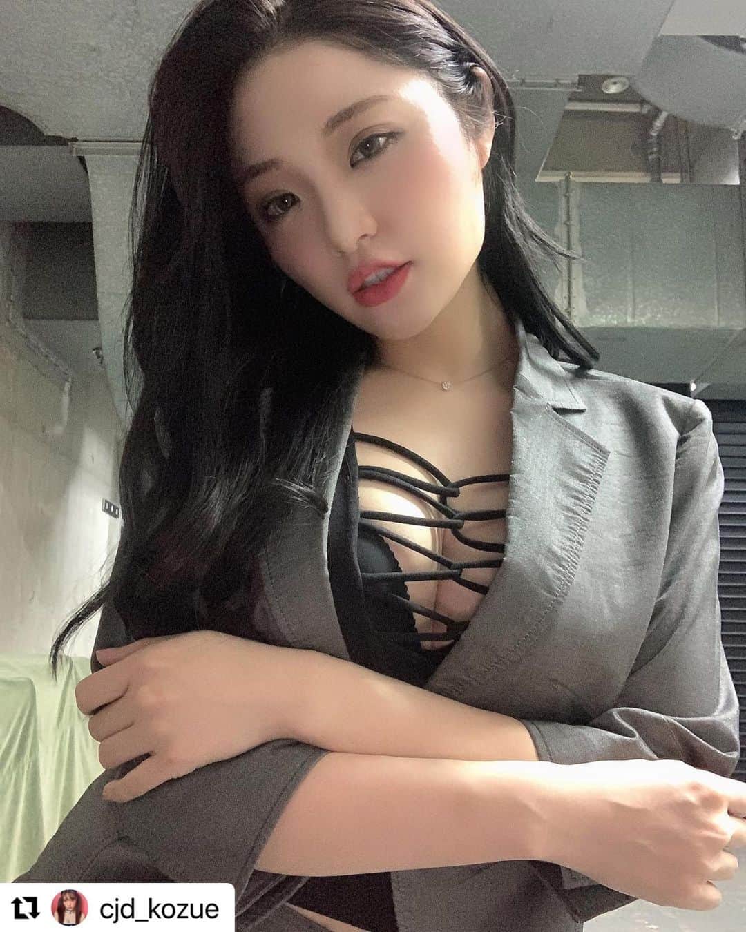 CYBERJAPAN Staffのインスタグラム：「#Repost @cjd_kozue  こんばんは...👩‍💼💋 . . いよいよ明日！ 舞台『明日は捲る』の幕開けでございます。💐 . . エリート会社で働くOL役です！！ え？胸元...😟♡ えちえちなお姉さん⁇💋 ふふふふ。頑張っちゃうわ (いろんな意味でね...🤫) . . 見に来て下さる皆様 ありがとうございます！！！ 一緒に楽しみましょうね🥰👏 私ふざけ倒しますわ〜♡♡♡ ふふふ . . そして チケットも発売中です🎫♡ . . プレゼントに関して 劇場ロビーに『プレゼントお預かりコーナー』にてお預かり致します。 食べ物はNGでございます🙇‍♀️ . . 明日初日がんばりまーす🥰🍾 #cyberjapan #サイバージャパン」