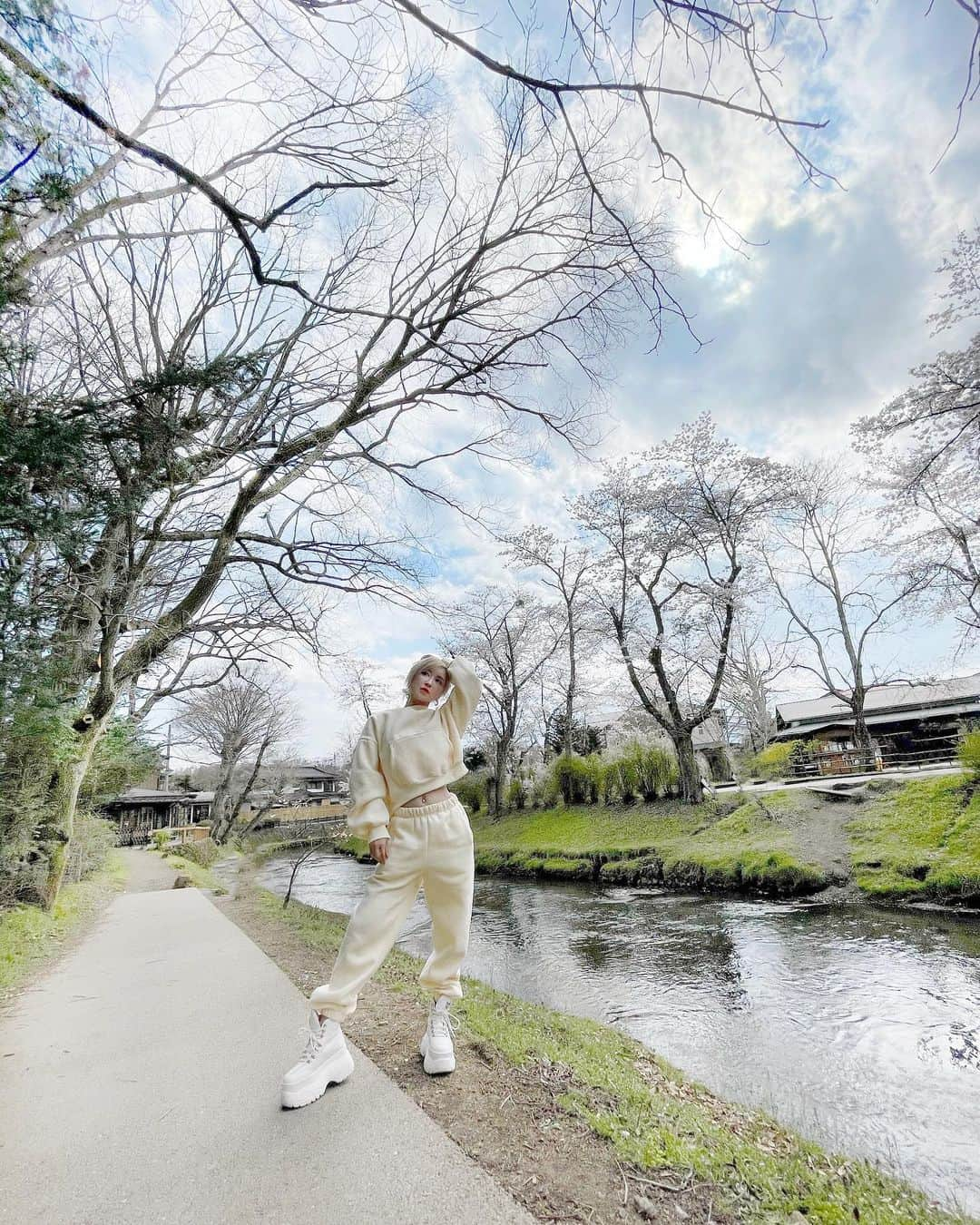 美咲あいりさんのインスタグラム写真 - (美咲あいりInstagram)「🌱﻿ ﻿ ﻿ 秒速小顔の 4D HIFU で﻿ お腹やってもらいましたぁ✨﻿ ﻿ ﻿ 気になるところは集中的にハイフしてもらってるよ﻿ ﻿ 都内初導入のウルトラ4D HIFUで﻿ ショット数の制限がないからほんとすっきり変わるし﻿ 効果あるから定期的にハイフしていこうと思ってる✨﻿ ﻿ ﻿ ﻿ ﻿ "美咲のInstagramを見た"と伝えてもらえると﻿ ⚪︎全顔　通常128,000円→初回9,800円﻿ ⚪︎お腹　通常248,000円→初回14,800円﻿ ﻿ ﻿ さらに﻿ クーポンコード【bk-airi03】を﻿ 伝えてもらえると初回金額から更に2,000円引きに✨﻿ ﻿ ﻿ 顔やBODY引き締めたい方におすすめ♡﻿ 男性も可能なサロンだよ✨﻿ ﻿ ﻿ ﻿ @byousoku_kogao ﻿ @byousokukogao ﻿ @byousokukogao_shinjuku ﻿ #byousokukogao #秒速小顔 #4dhifu﻿ #ウルトラ4dhifu #hifu #ハイフ #beauty ﻿ ﻿」4月13日 22時02分 - misakiairi