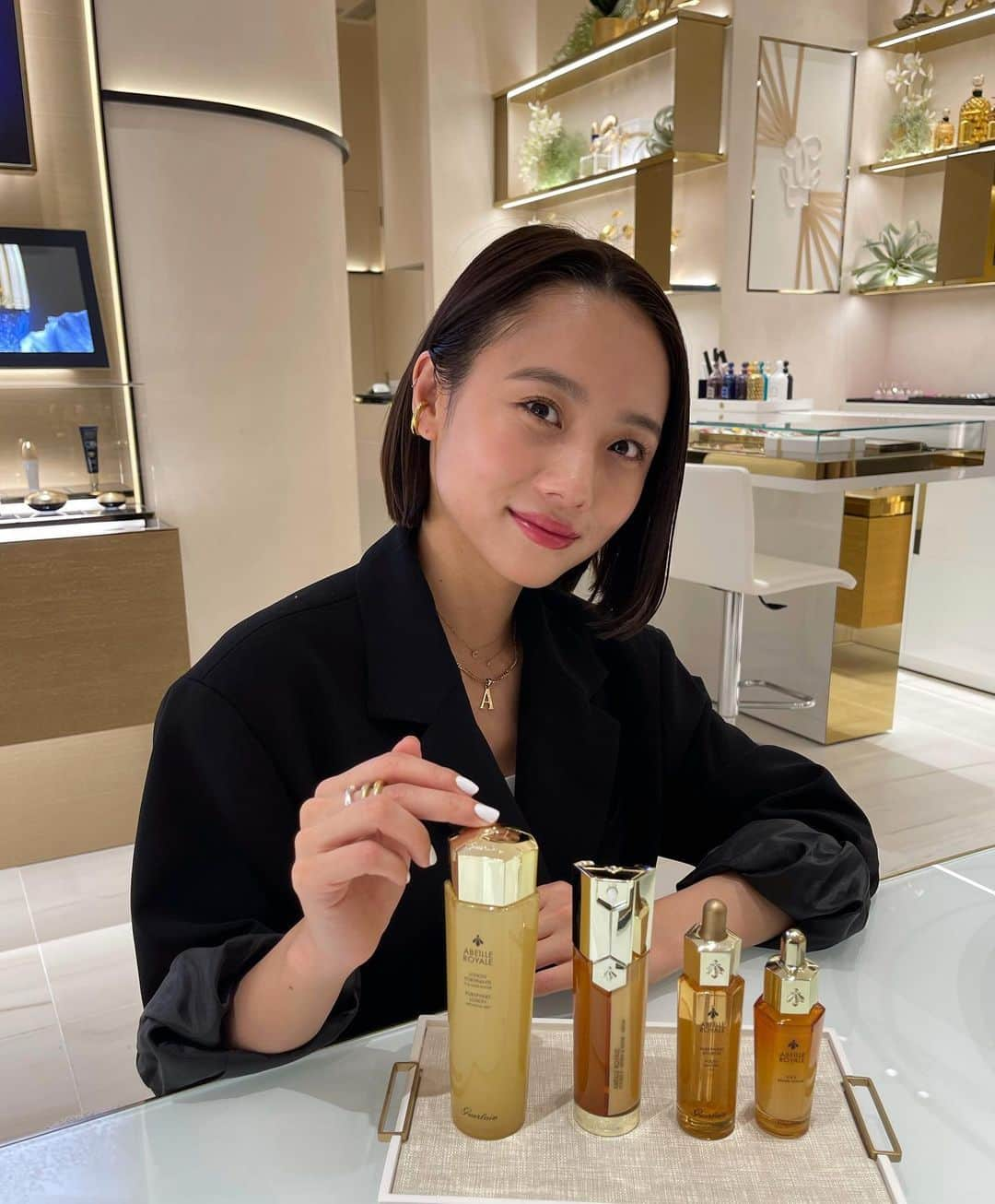 伊原葵さんのインスタグラム写真 - (伊原葵Instagram)「Guerlainのラ ブティック ゲラン ギンザ シックスがGINZA SIXにオープンしたということでお邪魔してきました〜✨  フレグランス、スキンケア、メイクアップ、彫刻サービスやスパも体験できるよ☺️  私は @Guerlainで大人気のアベイユ ロイヤルをふんだんに使ったフェイシャルスパを体験させて頂きました✨  スライドして動画見てほしい🙏 本当に気持ちよくて寝てしまった。笑 寝不足や忙しさで疲れていたお肌が生き返りました〜✨ 触るとハリが〜🥺  アベイユ ロイヤルは、稀少な蜂由来成分のパワーで、多くの女性の肌にハリと輝きをもたらしてくれるよ🤍  今日はスパを体験したけど、お家でも スキンケアで体感できます✨  香りもいいし、仕上がりがほんとにお肌にハリが出て、お肌の奥から出る透明感がメイクノリをよくしてくれて、日々のスキンケアってあたらめて大切だと実感！  担当の方から、お肌が疲れているので水分をたくさん与えてあげてくださいってアドバイス頂いたから、お家で蜂さんパワー！アベイユ ロイヤルでスキンケアしたいと思います🍯🐝  ちなみに今日使ってるリップは YouTubeで紹介したゲランのキスキスシャインブルームの521💋  #ゲラン #Guerlain #アベイユロイヤル #abeilleroyale #pr」4月13日 22時07分 - aoi186