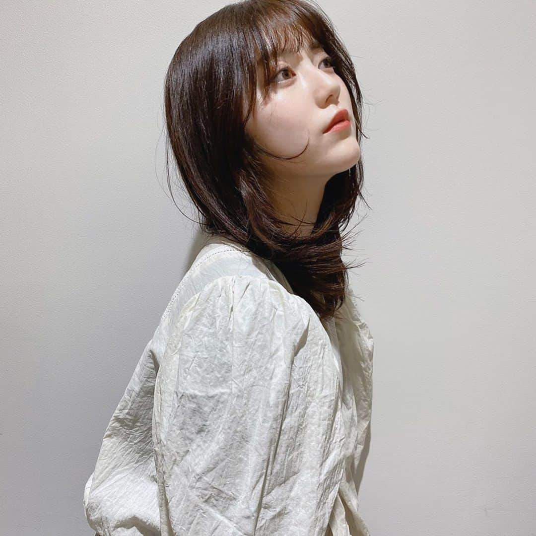 のインスタグラム：「みなさんお久しぶりです。 元気にしてますか？私は元気ですっ  今日は人生初めてお姉ちゃんにカットをしてもらったの。 レイヤーカットだよ。  正直ね、お姉ちゃんにカットをお願いするのはちょっと不安だった。笑 だけどこのレイヤーカット。 うん。お世辞抜きで超絶にかわいい。  私が東京行ってる間に指名のお客さんも沢山いてて本当にかっこいい1人の美容師になっていて、妹はとても感動しています❤︎（めっちゃ上から。笑）  だから宣伝したいと思いました😌  店舗が大阪なんだけど、もし興味があれば是非お姉ちゃん指名で行ってあげてほしいなっ あ、今目の前で30%割引出来ますって言ってる😳笑 ちゃんと可愛くしてねって入念に行っとくね。笑 @atsuki__0414 👈 お姉ちゃん、これからも沢山のお客様を可愛く出来るように頑張ってね！1番に応援してます。  何卒よろしくお願いします☺︎笑  私はこの髪型で明日からも頑張るぞ〜っ！」