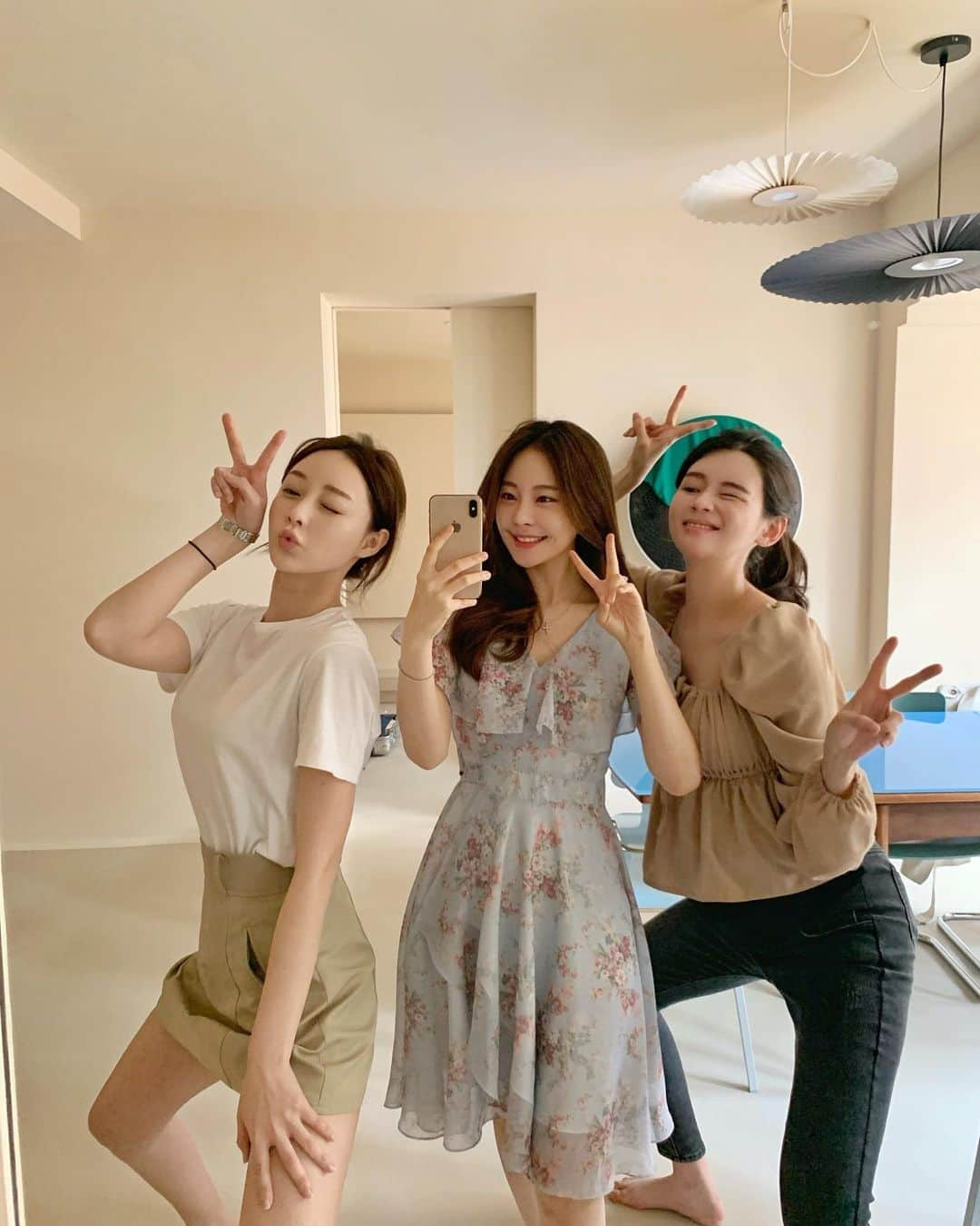 キム・ミニョンさんのインスタグラム写真 - (キム・ミニョンInstagram)「1박2일 강릉여행 코스 공유해욥🙋🏻‍♀️  #경포호 에서 꽃보면서 자전거타고 한바퀴돌고 #씨마크호텔 라운지가서 바다보믄서 커피한잔☕️ #콩새야 가서 꼬막비빔밥 먹어주고 #만석닭강정 테이크아웃해서 예쁜 숙소 #홀리도어 가서 수다떨면서 뿌시기 ✊🏻 다음날은 숙소에서 사진좀 찍은 뒤에 #썸머키친 가서 프렌치브런치 먹어주기 유튭에도 올려놨숩니더 ♥️♥️♥️  첫번째사진은 혼자 키작은 나를 위해 매너쩍벌해주는 칭구덜 🤦🏻‍♀️ㅋㅋㅋㅋㅋㅋㅋㅋㅋㅋㅋㅋ」4月13日 22時12分 - minyoung_aori