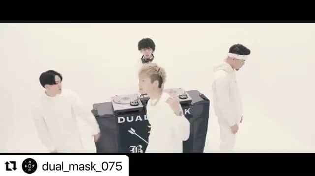 T-CHUのインスタグラム：「_________ Everyone is the same MV公開です！  みてください🔥  #Repost @dual_mask_075 with @make_repost ・・・ 🔥NEW MV🔥  DUAL MASK New Single "Everyone is the same" Music Video  OUT NOW🎥  Directed by @ij_sandiego   DUAL MASK - Everyone is the same（Official Music Video) https://youtu.be/8W51cm6Kpq8」