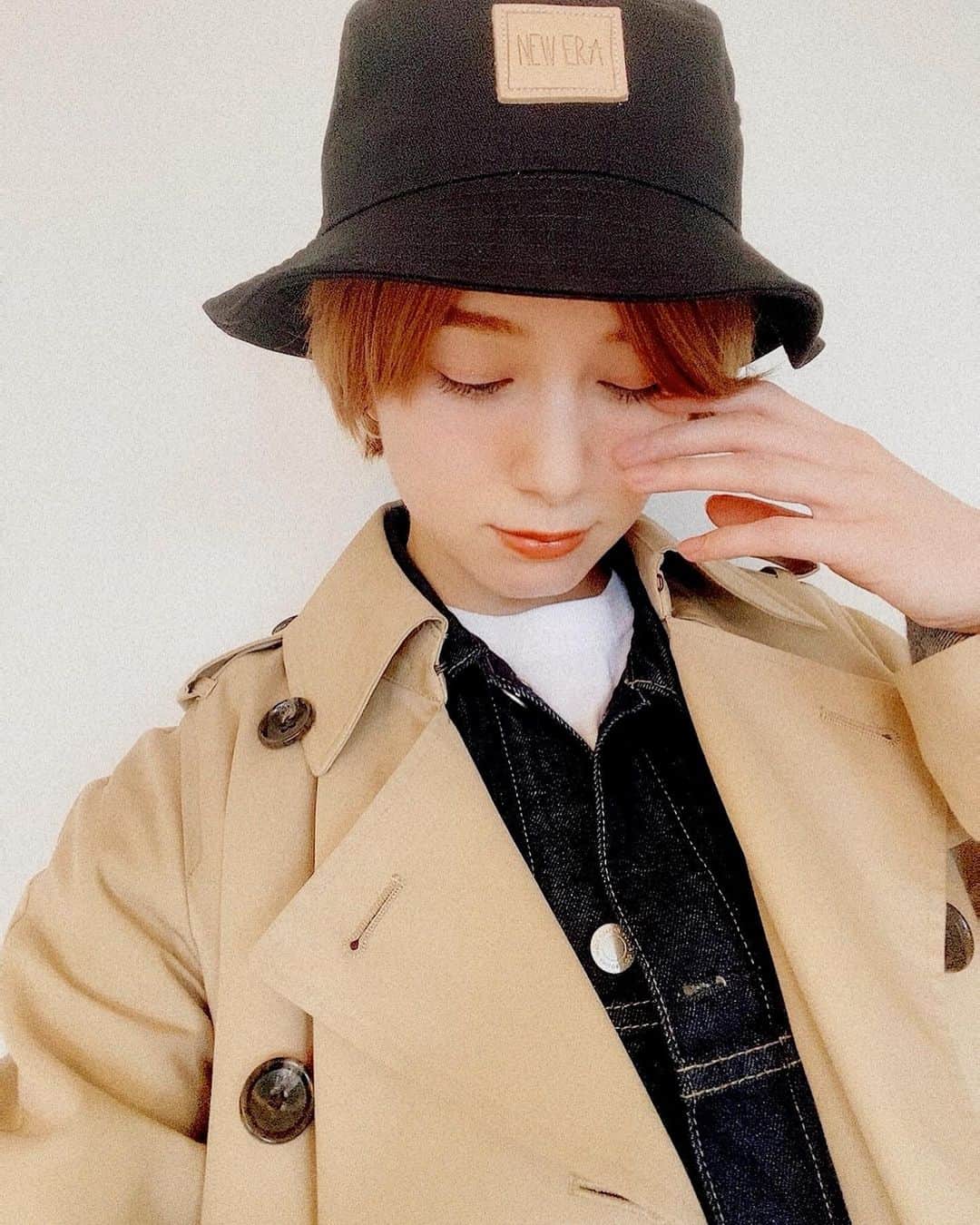 岡田ロビン翔子のインスタグラム：「かわいい帽子を被るとテンションがあがる、という当たり前のことを書くスタイル」