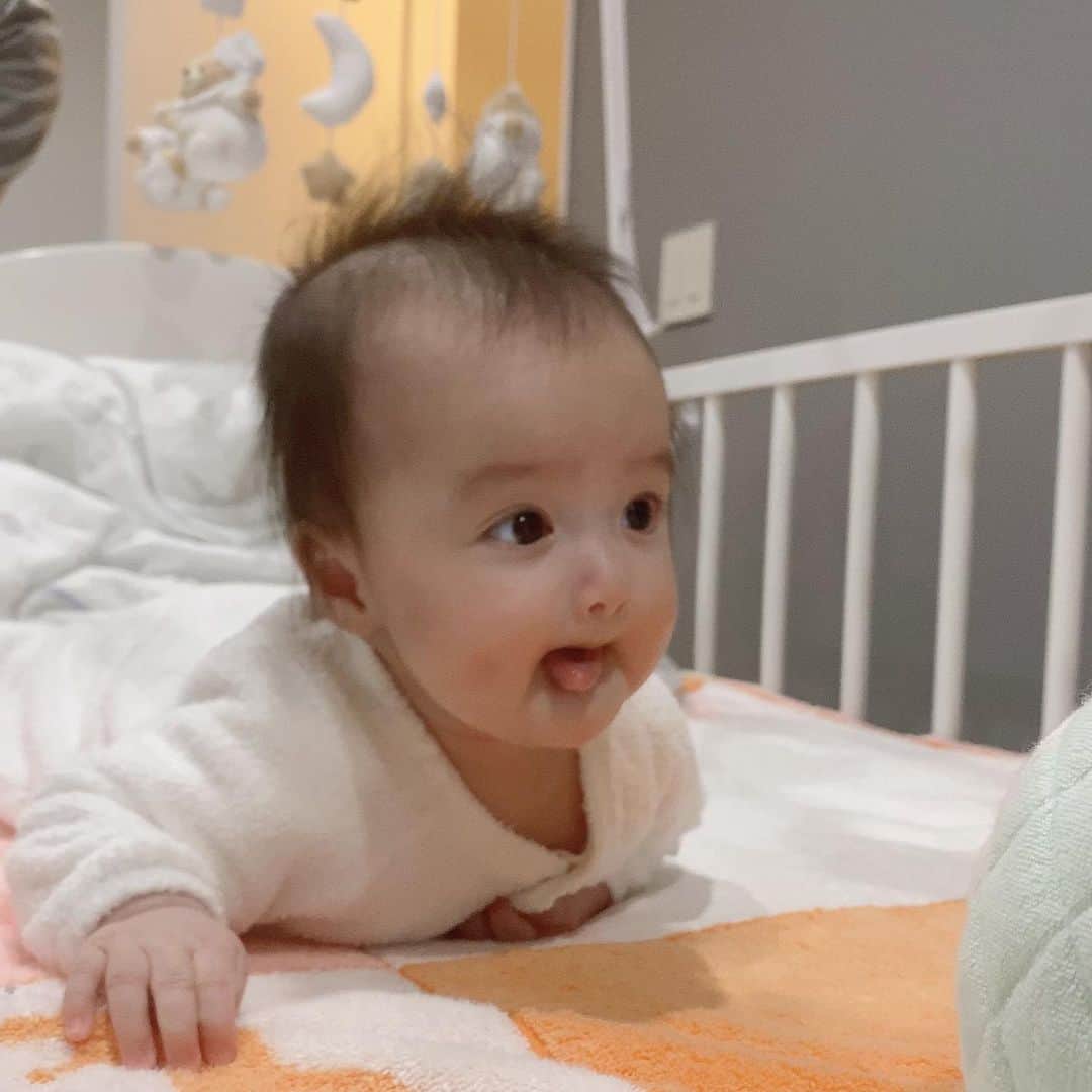 アレクサンダーのインスタグラム：「よいしょっと❤️ #赤ちゃん」