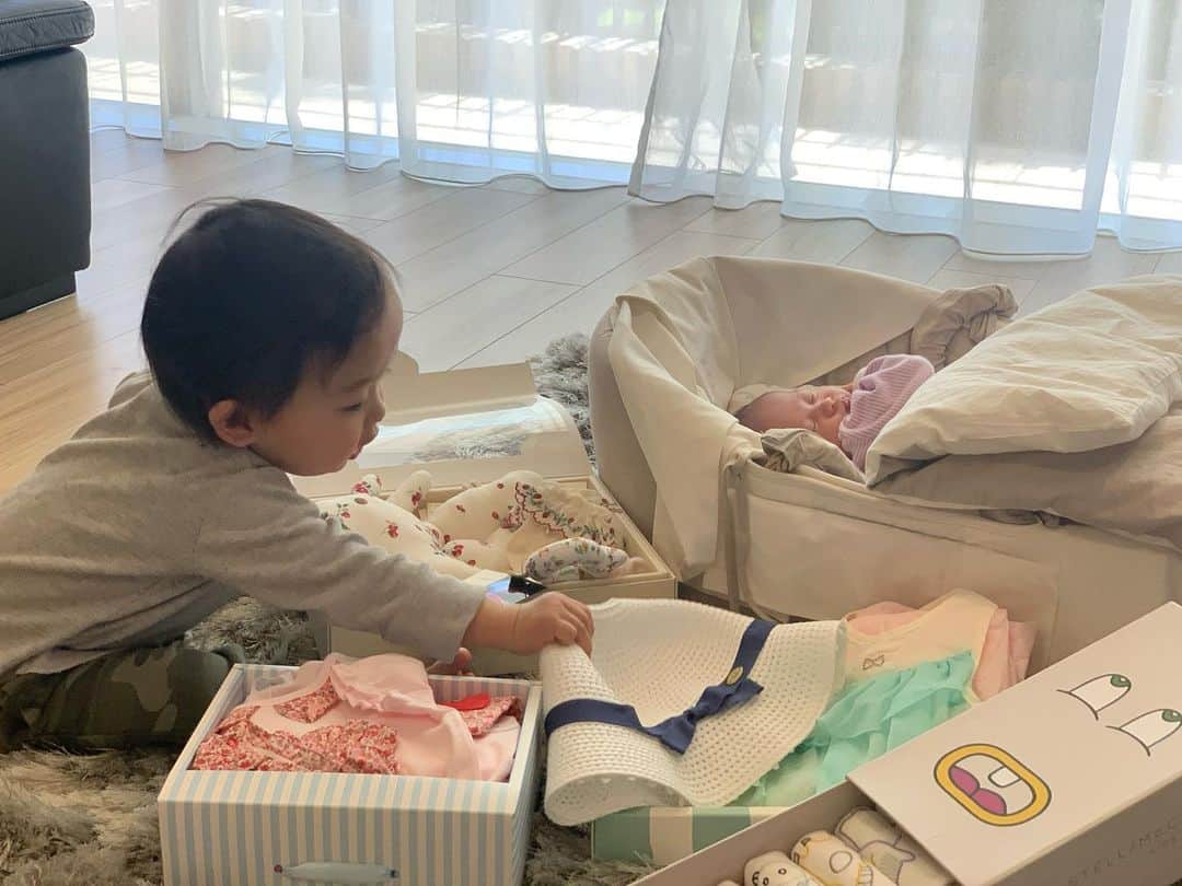 亀恭子のインスタグラム：「とある日のプリティウーマンごっこ。  毎日あっという間で… 少し久々のpostです。  長男の幼稚園が始まり、 私も少しだけ仕事を再開。  昼間は次男も保育園だったりそれぞれの場所にいて静かですが、 夜はなかなかです。  なかなかの賑わいです。  パーマンのコピーロボットのことをふと思い出しました。  #prittywoman #myprincess #lifeisbeautiful #3kids」
