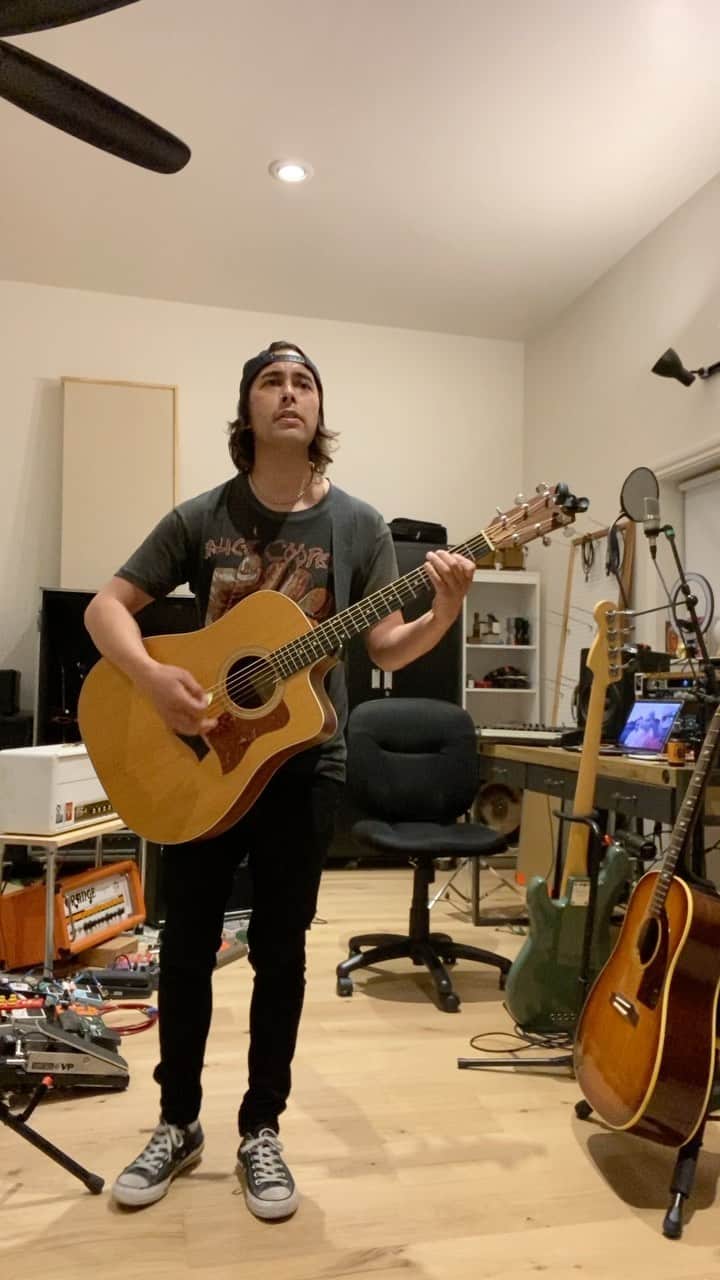 ヴィック・フエンテスのインスタグラム：「I hope you felt all the love that we were sending you. You’ll live forever in our hearts until we see each other again.  #RIPSAMFUENTES 🙏❤️」