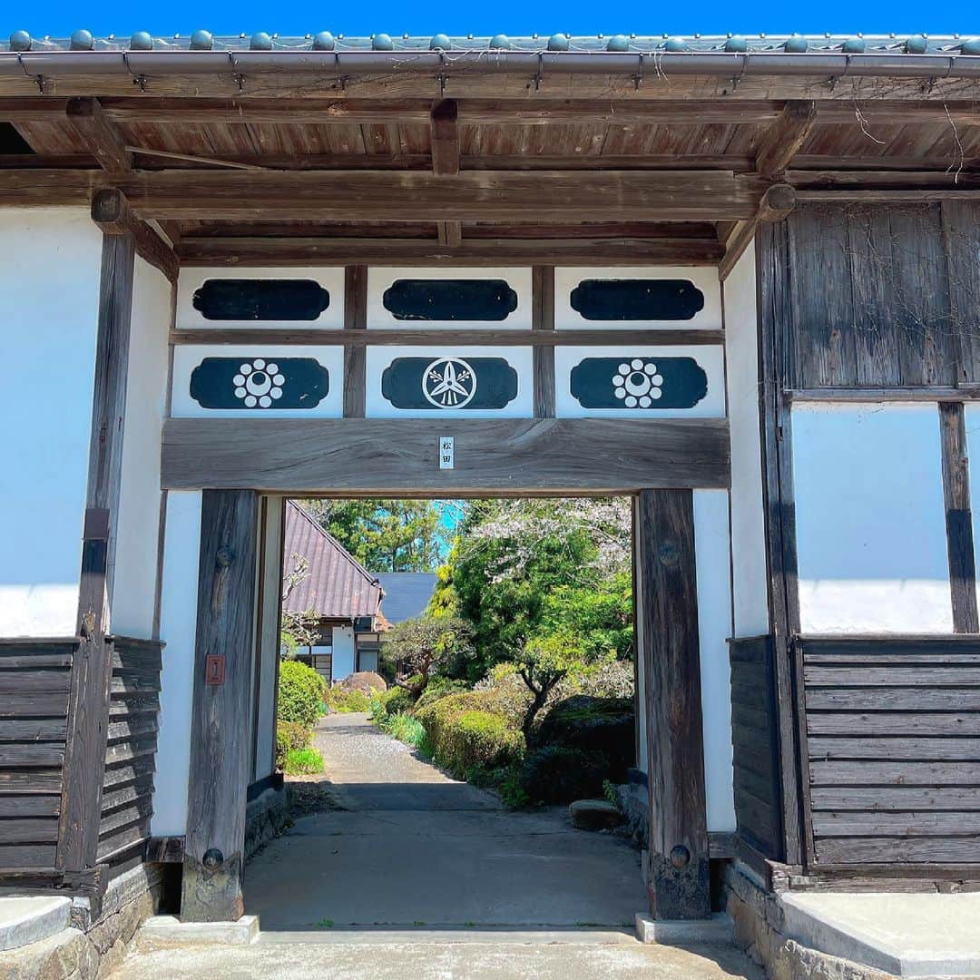 森下千里のインスタグラム：「遠田郡美里町をぐるぐる。  この土日は種まきの時期で みなさん集まって作業をなさっていました。 天気もよく、笑い声が溢れていて、 こちらまで笑顔になりました。  こちらのお宅は、 門構えからして歴史を感じます。 他にも由緒正しいお屋敷があるそうなのですが、そういったところもあってか、 街に落ち着きがある気がしました😊  #遠田郡美里町  #種まき #天気よき」