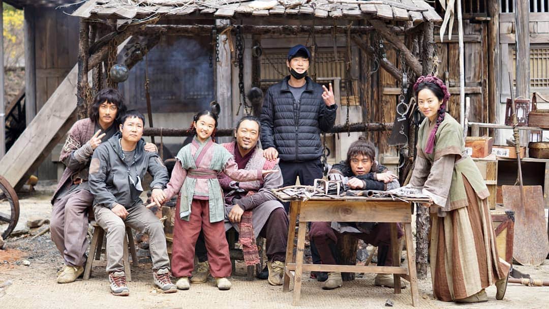 のインスタグラム：「마지막 평창 귀신골 오디갔지?😂 재밌었던 홍매도 안녕 달이뜨는강 모두 너무너무 고생하셨어요 . 오늘밤도 9시반 kbs #달이뜨는강 사진 @eileenoharin」