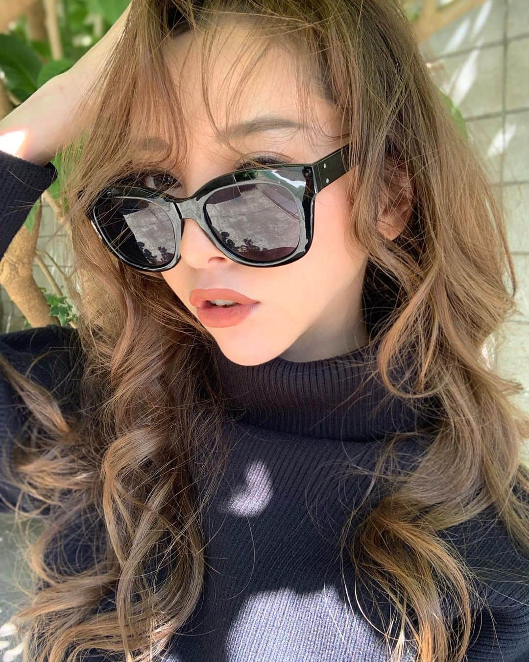 山崎みどりさんのインスタグラム写真 - (山崎みどりInstagram)「🕶🖤  有り無し。  サングラス&マスクだとかなり怪しくなる説  #サングラス#🕶#glasses #glassesfashion #ootd」4月13日 16時00分 - midori_yamasaki_