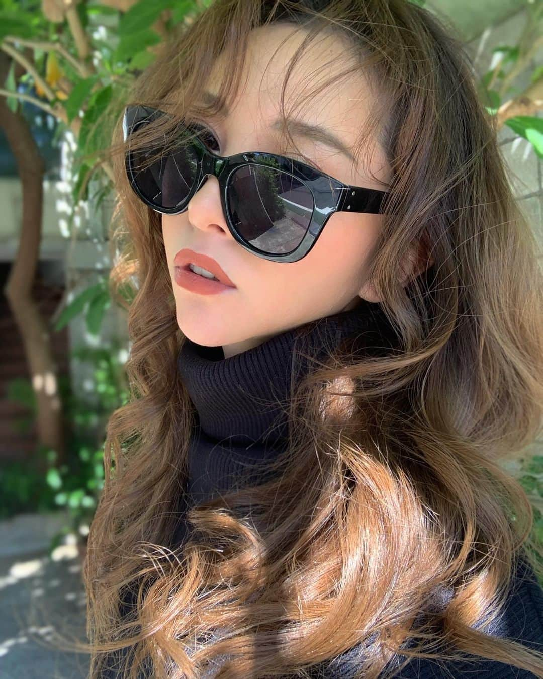 山崎みどりさんのインスタグラム写真 - (山崎みどりInstagram)「🕶🖤  有り無し。  サングラス&マスクだとかなり怪しくなる説  #サングラス#🕶#glasses #glassesfashion #ootd」4月13日 16時00分 - midori_yamasaki_