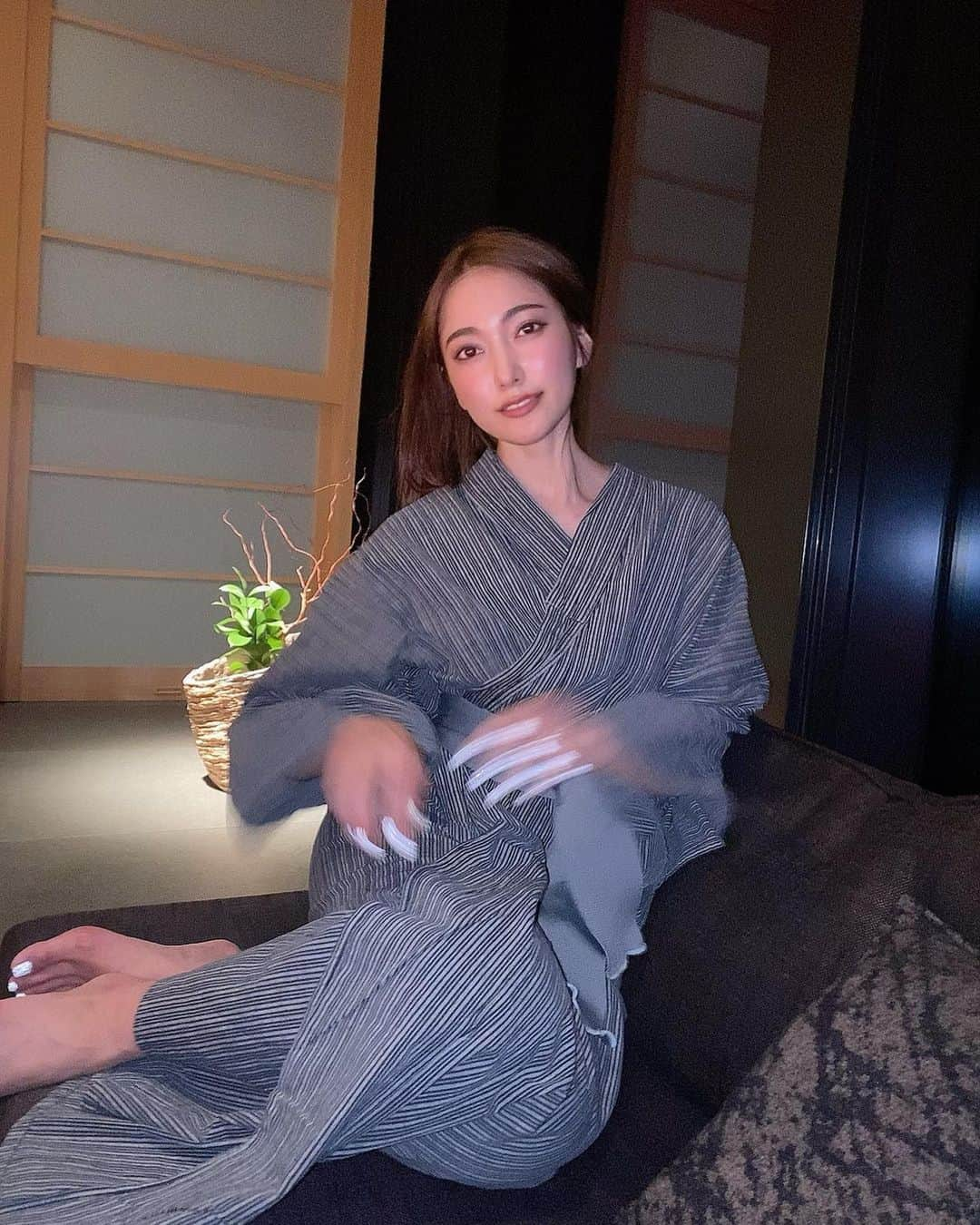 三田羽衣さんのインスタグラム写真 - (三田羽衣Instagram)「アマン東京🖤 都内のホテルの中でもお気に入り！ 和テイストなお部屋で落ち着きます。 . 都心に住みながらも都内のホテルに宿泊するって、贅沢だけど私は好きです🤍 . ２枚目ブレちゃった🥲」4月13日 16時32分 - mita.fujin