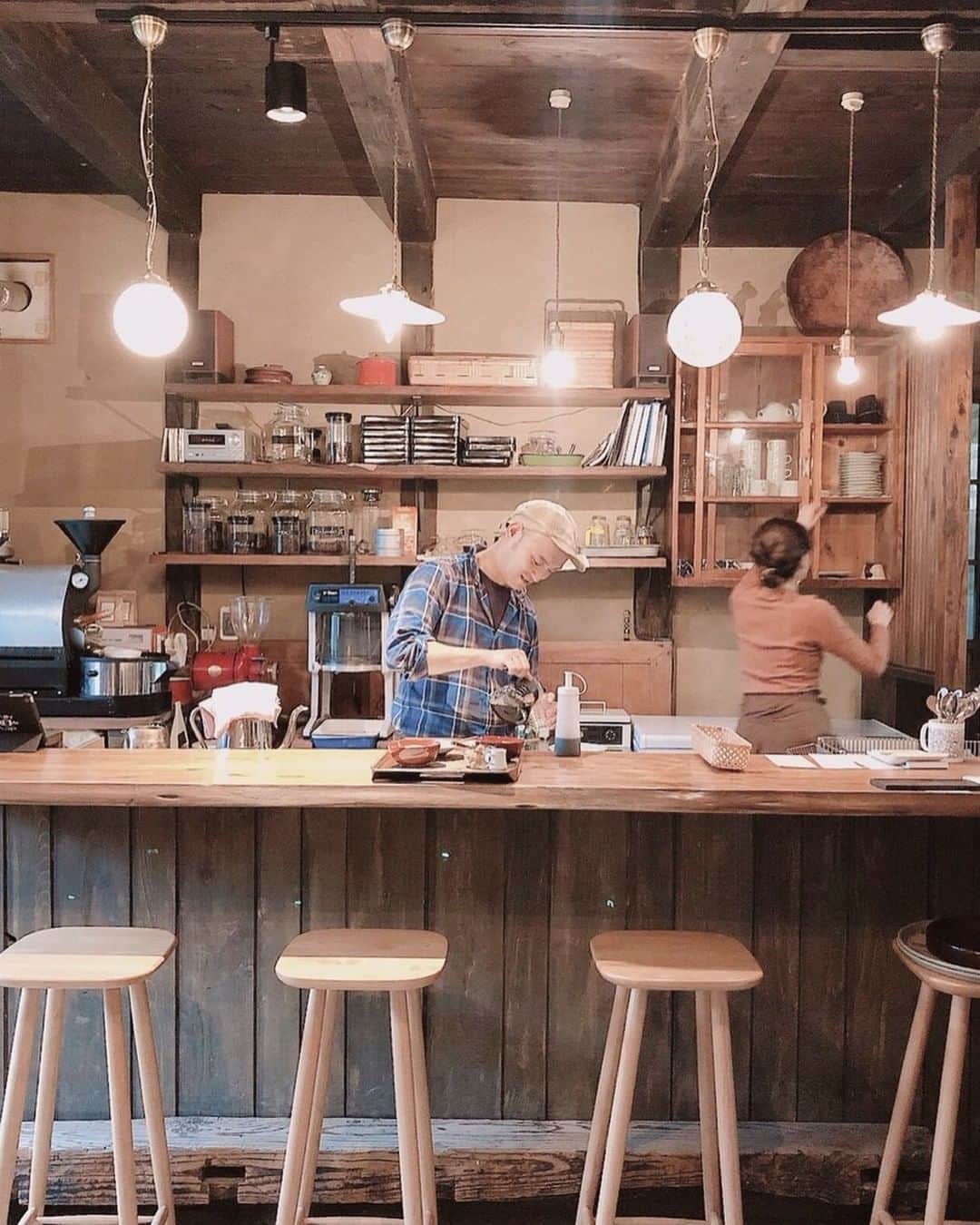 ?長野県 観光 公式インスタグラム さんのインスタグラム写真 - (?長野県 観光 公式インスタグラム Instagram)「// Photo by @shunren06061215  Café 13 Gatsu (Otari Village)  Café 13 Gatsu operates out of a renovated, large kominka farmhouse.  Here, you can enjoy their coffee, roasted in house, as well as dessert and Indian curry while bathing in its rustic and elegant atmosphere.  The name of the café, 13 (Juusan) Gatsu, is said to come from a local custom of Otari Village used to ward off disaster.  Wouldn’t you like to enjoy a relaxing afternoon at a café while looking at Otari’s rich natural scenery?  *Café 13 Gatsu is closed for winter. For details on its open hours, please contact the café directly.  ＝＝＝＝＝＝＝＝＝﻿ ﻿ ゆったりとした贅沢な時間 「CAFÉ 十三月」 ＠小谷村  大きな古民家を改修した「CAFÉ 十三月」☕️  歴史と趣を感じる店内では 自家焙煎のコーヒーやデザート インドカレーが味わえます😋  店名の「十三月」は小谷村に伝わる 災厄除けの風習が由来しているそう🍃  小谷村の豊かな自然を眺めながら ゆったりとした贅沢な時間を過ごせますよ✨  ＊） 「CAFÉ 十三月」は冬季休業中です。オープン日等の詳細は施設にお問い合わせください。 ＿＿＿＿＿＿＿＿＿　  ﻿ Location / Otari Village, Nagano , Japan ﻿ ﻿ #おうちでながの﻿ #長野のいいところ ﻿ #十三月 #小谷村」4月13日 17時01分 - nagano_japan