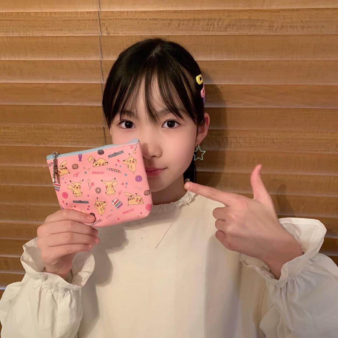 ニコ☆プチのインスタグラム：「ニイナのふろくの使い方💛 たっぷり容量だから、ポーチとしてもバッチリ使える😉💫 . .  4月号のふろくはピカチュウ&スイーツ柄がかわいいティッシュポーチ💕 ポーチにお気に入りのリップを入れてるよ💄 かわいいだけじゃなく実用的☆ みんなもゲットしてね〜♪ . .  #ニコプチ #ニコプチふろく #プチモのふろくの使い方  #ニコプチふろくのある生活  #ポケモン #ピカチュウ #ふろく #武藤新奈」