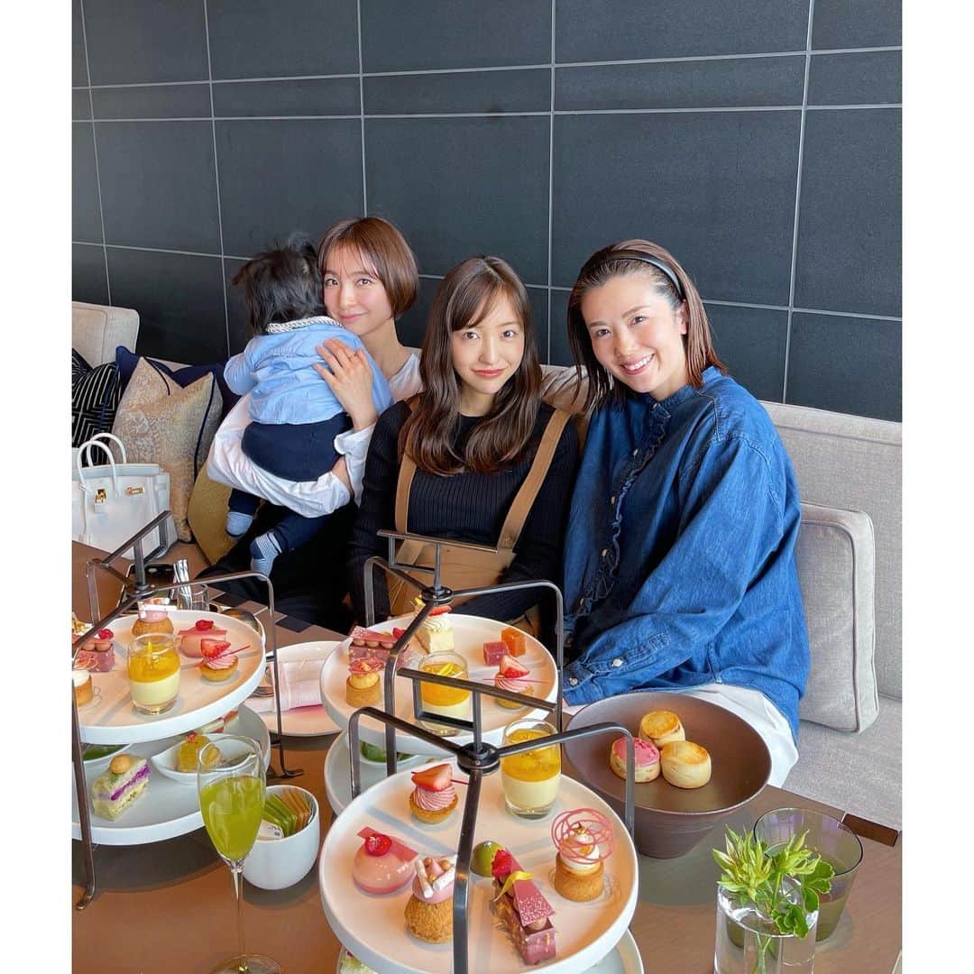 板野友美さんのインスタグラム写真 - (板野友美Instagram)「@fsotemachi @yuko33nogami  afternoon tea ☕︎に招待してもらいました♪ 圧倒的なビューと可愛らしいティーセット で、優雅な時間でした🌿  photo by @shinodamariko3」4月13日 17時41分 - tomo.i_0703