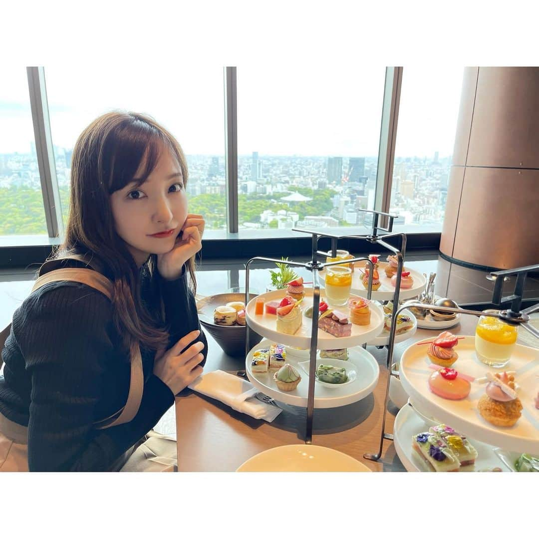 板野友美さんのインスタグラム写真 - (板野友美Instagram)「@fsotemachi @yuko33nogami  afternoon tea ☕︎に招待してもらいました♪ 圧倒的なビューと可愛らしいティーセット で、優雅な時間でした🌿  photo by @shinodamariko3」4月13日 17時41分 - tomo.i_0703