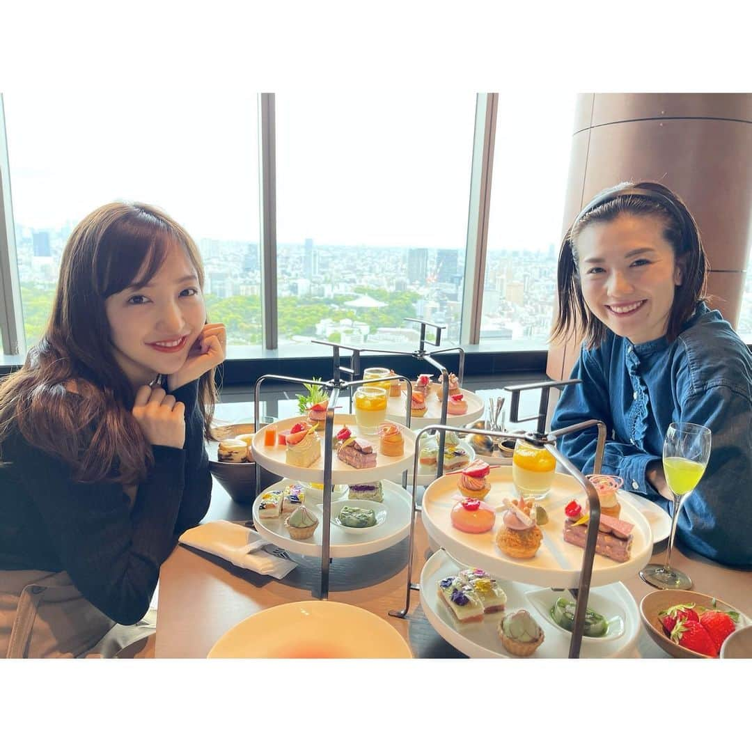 板野友美さんのインスタグラム写真 - (板野友美Instagram)「@fsotemachi @yuko33nogami  afternoon tea ☕︎に招待してもらいました♪ 圧倒的なビューと可愛らしいティーセット で、優雅な時間でした🌿  photo by @shinodamariko3」4月13日 17時41分 - tomo.i_0703