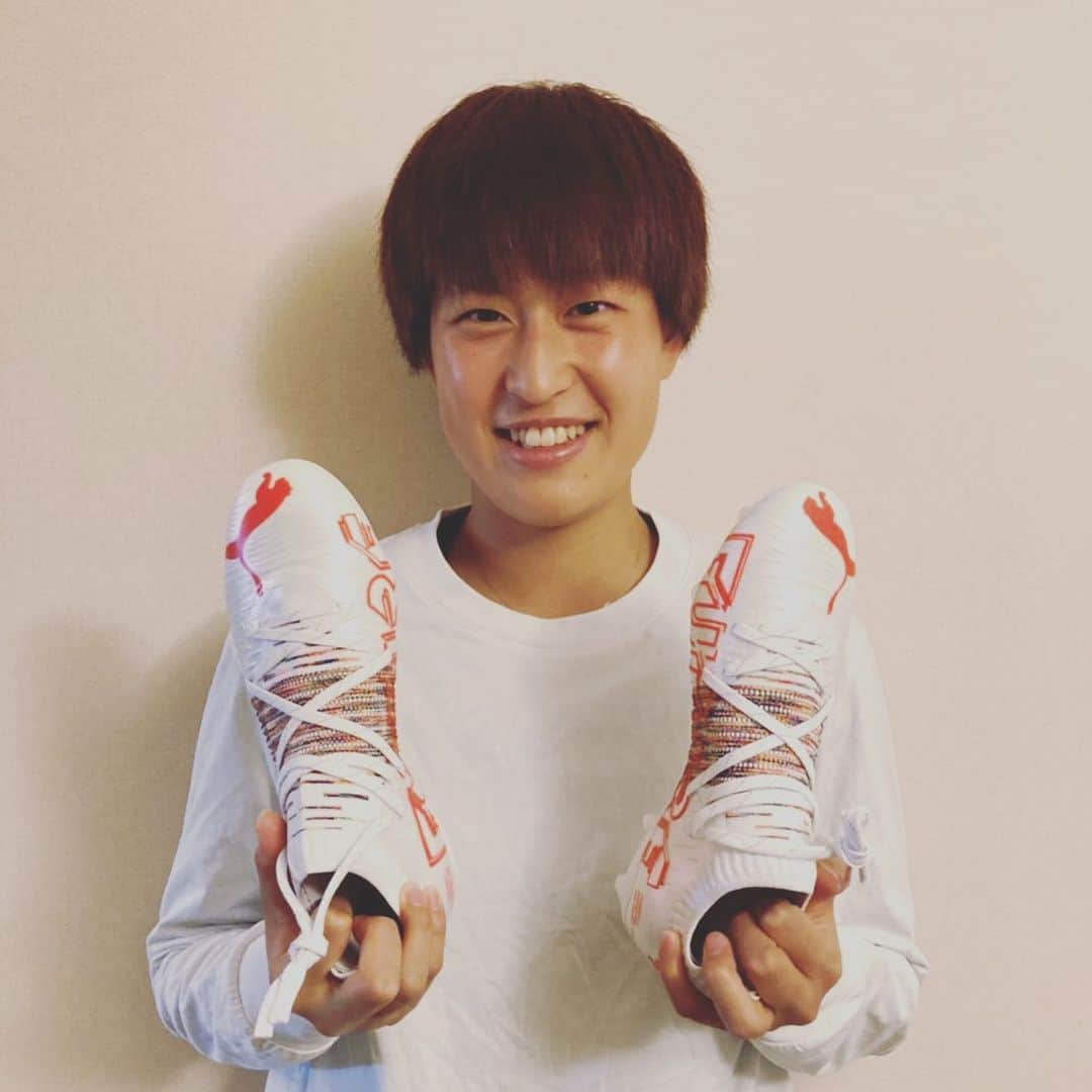 宝田沙織のインスタグラム：「クレイジーに行こう🔥 履きやすくてデザインも最高🤩 これ履いて頑張ります💪  #ONLYSEEGREAT  #トラエテミロ #FUTUREZ  @pumafootball_jp @pumajapan」