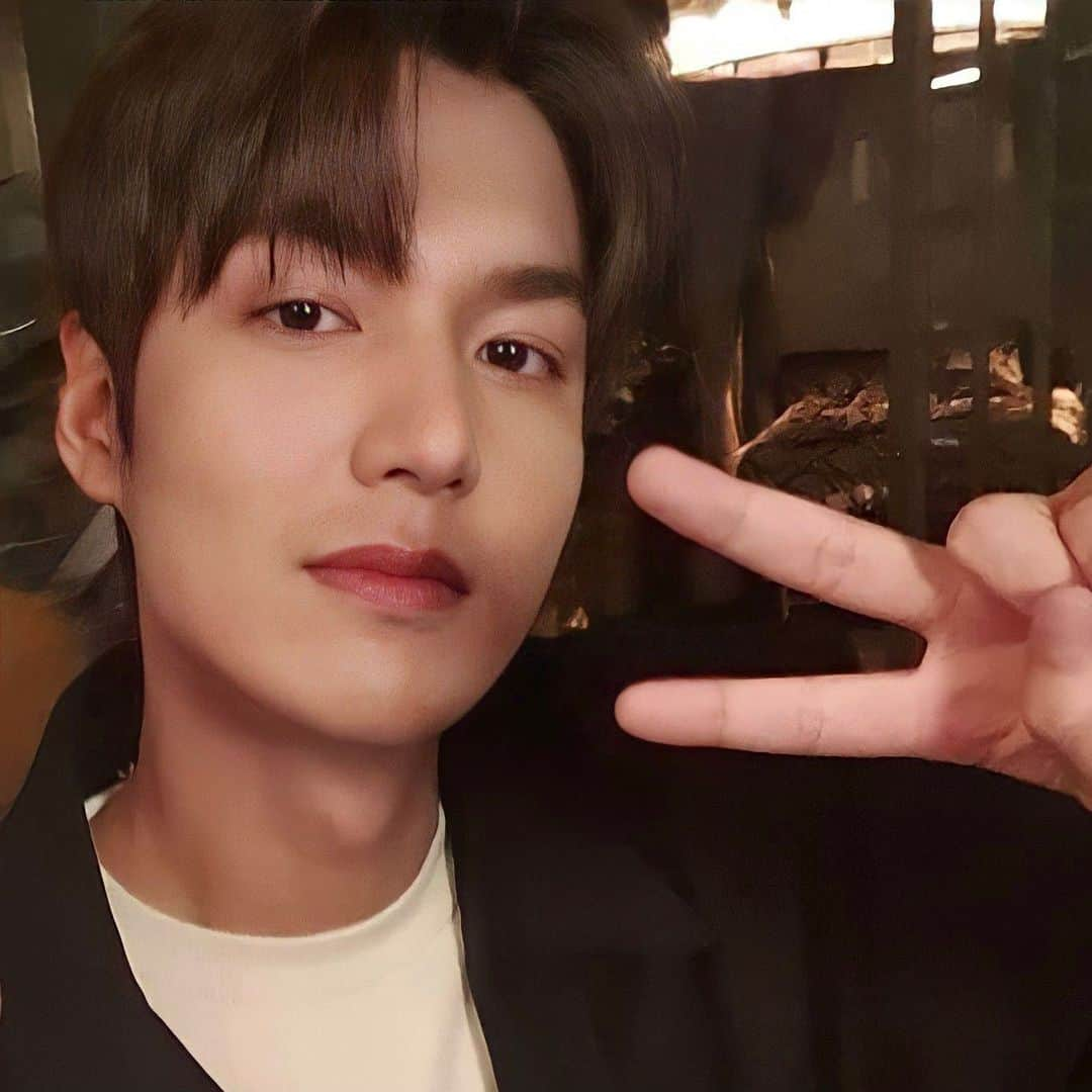 イ・ミンホさんのインスタグラム写真 - (イ・ミンホInstagram)「You have listed so many beautiful countries😊I wish all your dreams to come true!」4月13日 17時40分 - account.leeminho