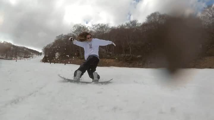 chisatoのインスタグラム：「🏂 髪をなびかせていくぅ🌬 ただの流しMovie🎥✨  足癖全開で得意な動きばっかしとる…😅 けど、最近はこんな感じで ビュンビュン💨滑りながら 好きなことばっかりするのが大好きなので 包み隠さずUPしとく🔥  コマさん大絶賛してくれてるけど 私は動画見てちょっとげんなりしたよ😫笑 もっとかっこよく流せるよーになりたい！！  練習してないから技数は増えんしww 跳び系が消えていくしww グラトリは上手くなってないけどww 滑ってる間ずーーーっと永遠に楽しい🤣❤️  楽しむことが1番なんだなって 今、本当に実感してる人です🙋🏽‍♀️❤️ 🎥 @koma2323 . . . . 質問多いことまとめました👇 👧height→160cm 🐷weight→45kg 🏂board→YONEX declic142cm 🏂setting→48cm、6,-3 🥾boots→deeluxe、original(22.5) 🥾binding→union、TRILOGY(S) 🐇Snow Wear→bsrabbit 👕 crewneck→XL 👕foodie→L 👖pants→L :::::::::::::::::::::::::::::::::::::::::::::::::::::::::::::☻ ✔︎ @yonex_snowboard_gt #YONEX #DECLIC #YONEX女子 #ヨネ女 #yonexsnowboard ✔︎ @bsrabbit @milesinseoul #비에스래빗 #bsrabbit #ビエスラビット #bsrabbitjapan ✔︎ @superb_shintaro #superb ✔︎ @snatch1213 #snatch ✔︎ @vonzipperjapan @vonzipper ☻::::::::::::::::::::::::::::::::::::::::::::::::::::::::::::: #fashion #snowboard #snowboarder #groundtrick #스노우보드 #스노우보더 #スノーボードウェア #スノーボード #グラトリ #グラトリ女子 #グラトリ男子 #スノボ女子 #グラトリ練習中 #グラトリ女子盛り上げ隊  #韓国ファッション #滑雪 #ストリートファッション#单板滑雪#ちさトリック」