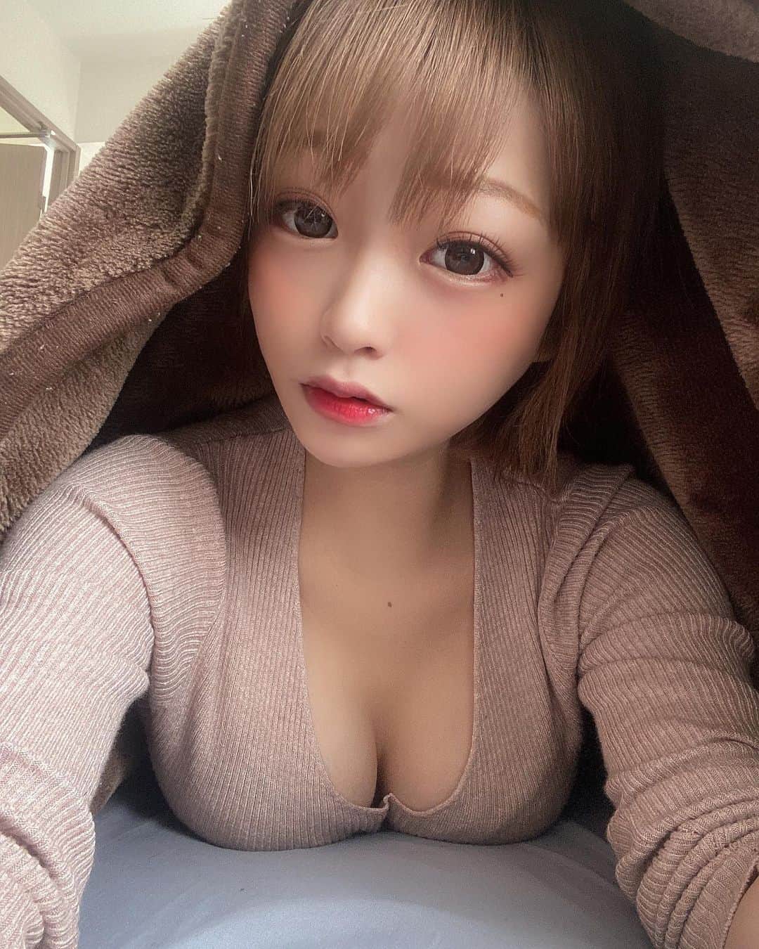 妃菜のインスタグラム：「・ タートルネックよりブイネック？？😌 ・ #タートルネック#ニット#コーデ#おはよう#名古屋#ビジョビ#instagood#followme#fashion#selfie#style#makeup#hair#model#ootd#look#nagoya#swag#좋아요#좋아요그램#일상#데일리#팔로우#패션#셀카#셀피#얼스타그램#메이크업#오오티디#데일리룩」