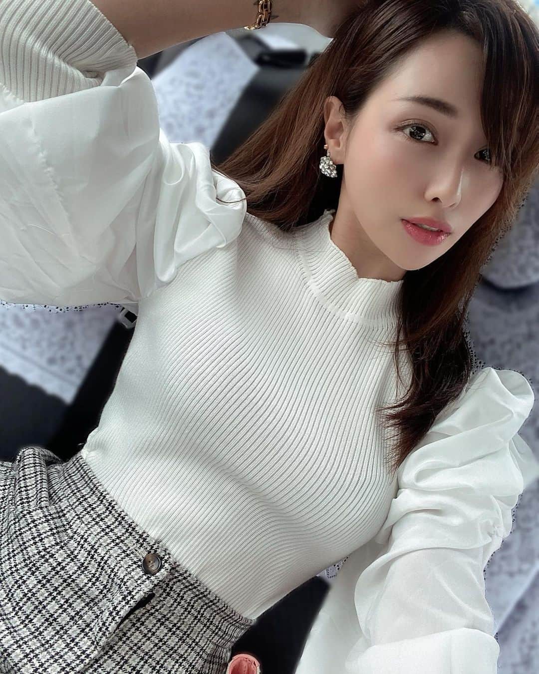 のインスタグラム：「前回クマ取りで 東京中央美容外科心斎橋御堂筋院の南院長にお願いして2週目の経過検診にきたよ🐻 @tcbminami  @tcb_shinsaibashimidosuji  施術後処方薬として痛み止めと点眼を処方してもらったけど 痛みがないから使うことなく シャワーも入れるし普通に過ごしたよ✨ 個人差があるからダウンタイムも人それぞれなのと コンタクトの人は一週間入れれないよ⚠️ 私は裸眼で目に優しい日々を過ごした✨ 術後翌日、右目だけ目の下の涙袋がふっくらしたように少し腫れたけど 自分にしかわからない感じ！  次回BeforeAfter載せるね☺️  #tcb #tcb東京中央美容外科 #美容整形ならtcb東京中央美容外科 #東京中央美容外科 #東京中央美容外科心斎橋御堂筋院 #美容外科 # #南享介 院長#目の下のクマ取り #目の下のクマ　#目の下のたるみ　#目の下のたるみ取り #美容整形なら南享介 #心斎橋御堂筋 #心斎橋 #ミナミ #北新地 #宗右衛門町 #pr」