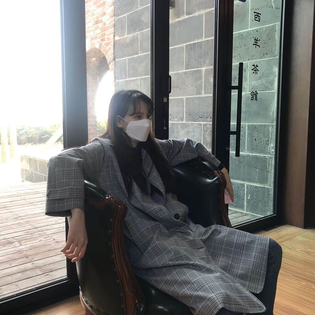 コン・ユリムのインスタグラム：「실내에선 마스크 야외에선 사진 찍을때만 잠깐 벗었어요 😷 다들 건강 조심하시구 행복한 일들만 가득하시길 바랄게요! 🐳 (마지막 사진은 긴머리의 현실 💇🏻‍♀️)」