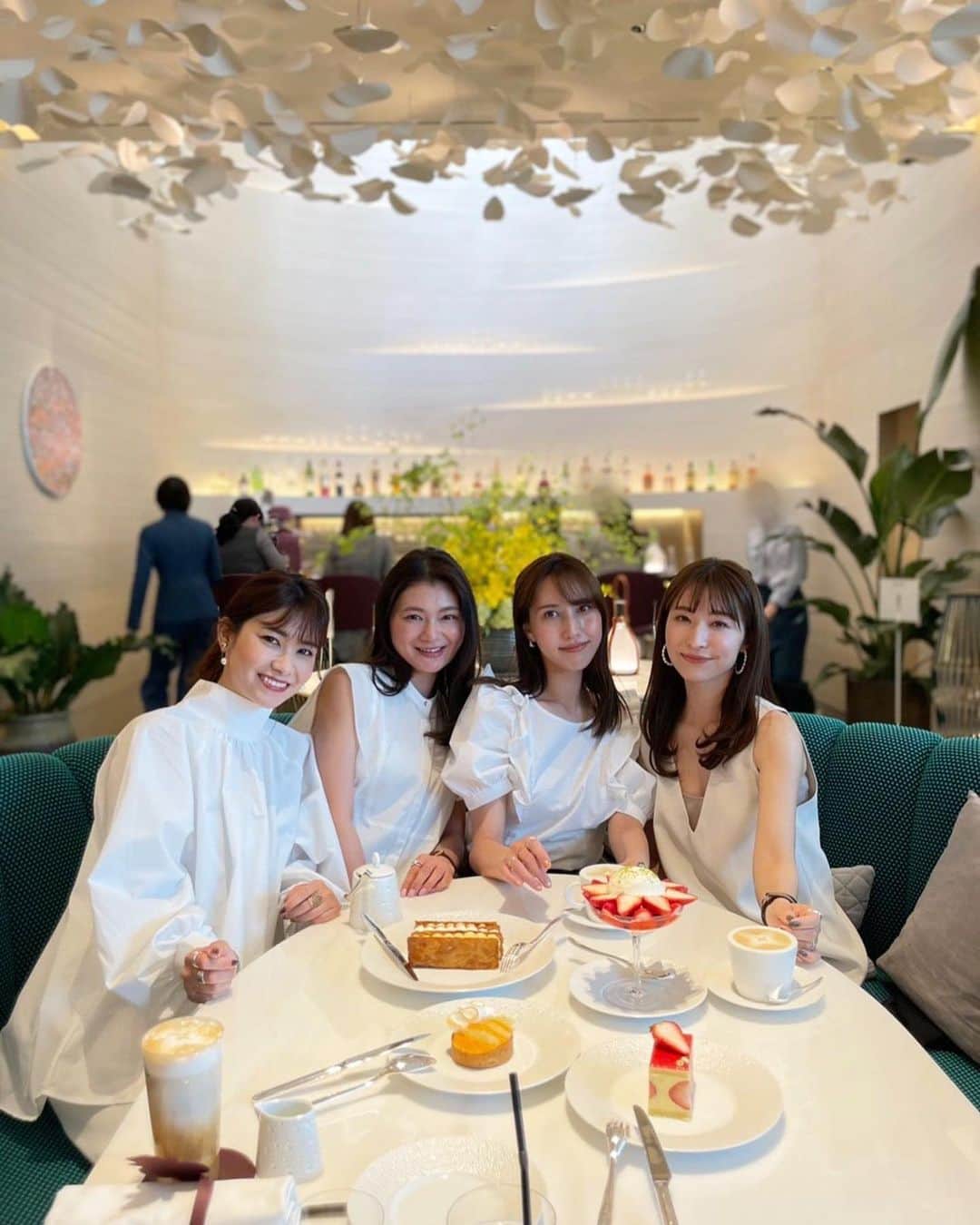 吉田奈央のインスタグラム：「LV🤎🤎  気になってた【 LE CAFE V 】にいってきたよ🙊  ブルーと白をイメージした内装が可愛くてさ💠 天井のビラビラにもキュン←😏😏  今回は右から @ucmsan1205 @arsk729  @erikkovoice  とホワイトコーデのリンクで揃えてみました🤍  私はちょいとカッチリめにオールホワイト吉田で。  LVを手でイメージし完全なる場違い女はこのわたし。←動画みてね。  スイーツは可愛いだけじゃなく美味しすぎて最高でした🍰❤  有名なのにとてもフレンドリーに接してくださった @yosuke_suga さんやカメラマンさんにも感謝です✨  ＊  #lecafev#louisvuitton#ルカフェヴィー#東京カフェ#銀座カフェ#銀座スイーツ#アフタヌーンティー#afternoontea #東京カフェ巡り#スイーツ女子#ホワイトコーデ#リンクコーデ #オールホワイト#アップヘア#ママ#大人女子会#ママ会#きれいめコーデ#ママコーデ」