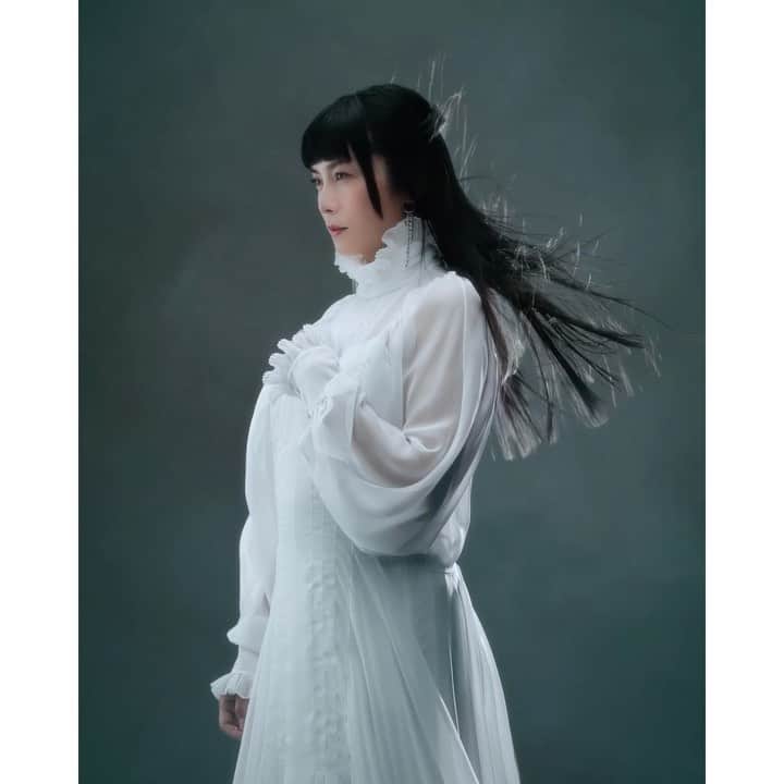 柴咲コウのインスタグラム：「なんと‼︎ ディズニー実写映画最新作『クルエラ』にて主人公クルエラの日本版声優を務めさせていただくことになりました‼︎‼︎ 名作アニメーション『101匹わんちゃん』に登場する、ディズニー史上最もファッショナブルで悪名高きヴィラン・クルエラの誕生秘話を描いた作品です‼︎  何も知らないところで生きていかねばならないハングリー精神、初めて描かれる少女時代・エステラの苦悩や葛藤。 「心の声に従う」ということは自分をちゃんと持っていないとできないことなのだと考えさせられます。  2021年5月28日（金）より、全国の映画館にて公開予定です。是非、ご覧ください💕   #クルエラ #cruella #ディズニーヴィランズ #ディズニー #ディズニー映画 #disney #disneyvillains  #disneymovie #voiceofcruella」