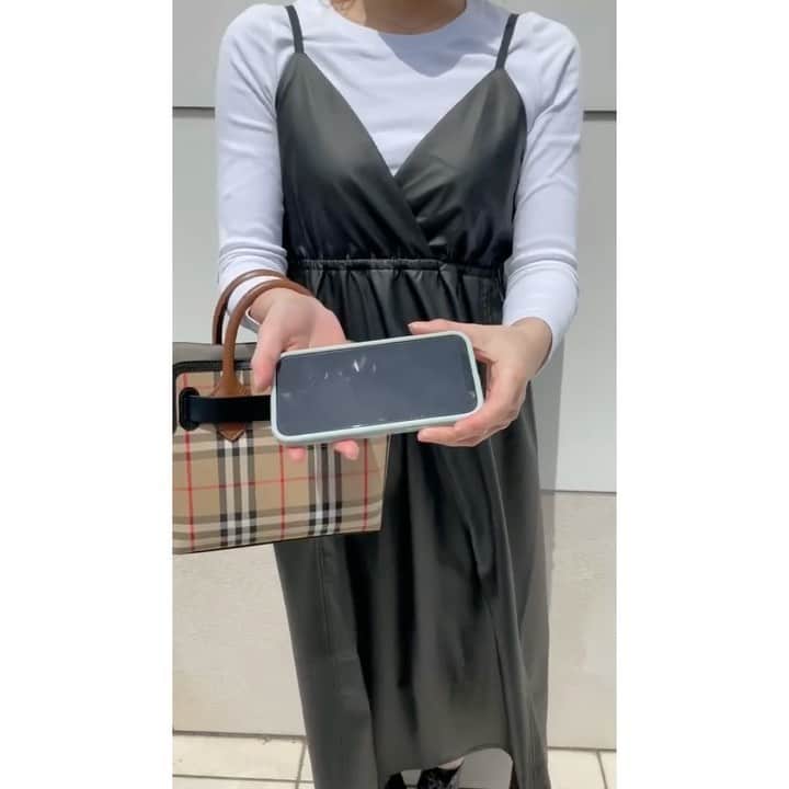 二宮璃子のインスタグラム：「愛用してるiPhoneケース☺️💕 子供と出かける時バタバタしててよくiPhone落とすけど このケースは最強すぎる😳 地面に落としても 画面が割れないの🥺❤️ このiPhoneケースに 何回助けられたことか、、😂笑 衝撃を呼吸する @casetify の独自の素材「qrtech」を使用してるので 高さ2メートルの衝撃にも 耐えれるらしい😳❤️ デザインもいろんな 種類あるから選ぶ時も楽しいよー😍 好きな文字をカスタムできて 私は名前の「RIKO」をカスタムしたよ〜！  プロモーションコード 【15RIKO】 入力すると15%OFFになるよ🌼 #iPhone12pro @casetify_jp @casetify」
