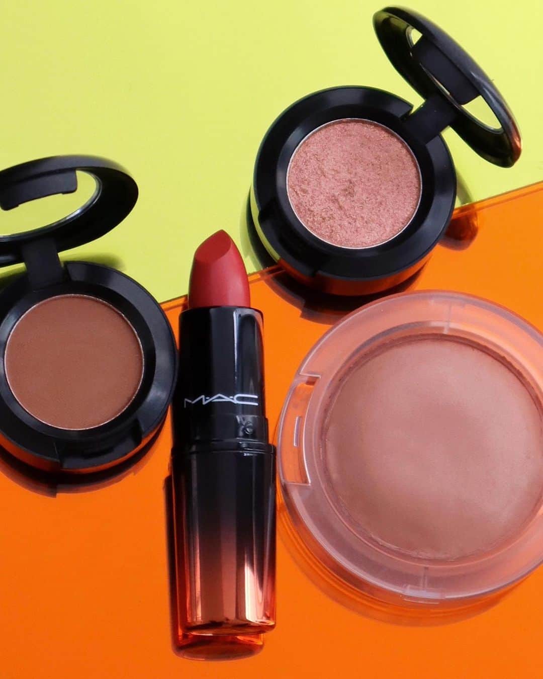 M∙A∙C Cosmetics Japanのインスタグラム：「ひとぬりで、ぷるんとラブリーな唇へ！ 🆕ラブ ミー リップスティックから、 レッドオレンジのオール ミー, ベイビーに合わせたメイクルックご紹介🌸✨ ㅤ 《使用製品》 ＊LIPS ☑︎ラブ ミー リップスティック オール ミー, ベイビー ＊EYES ☑︎スモール アイシャドウ テクスチャー ☑︎スモール アイシャドウ チュチュ グッド ＊BLUSH ☑︎グロー プレイ ブラッシュ ソー ナチュラル ㅤㅤ Shot by M·A·C EVENT ARTIST Hatsuo Arisaka @hatsuo_mua ㅤ #MACLOVEME #MACラブミー #オレンジメイク #オレンジリップ」
