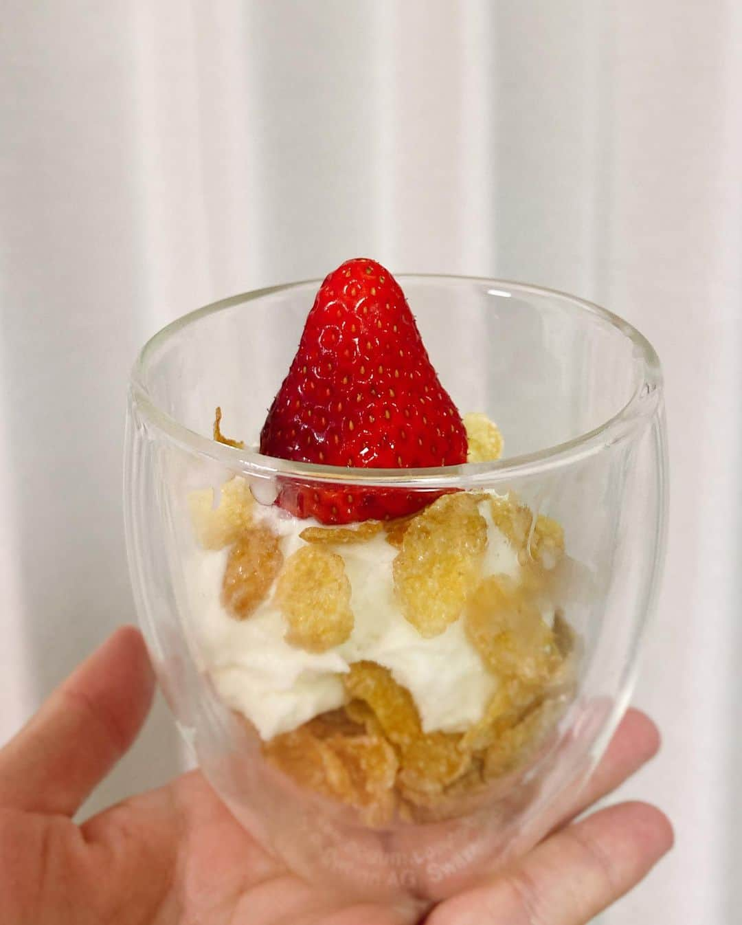 熊田曜子さんのインスタグラム写真 - (熊田曜子Instagram)「The kids made a parfait after the bath.  お風呂上がりの デザートタイム🍨 子供達がパフェを作ってくれたよ🍓  #お風呂上がり　#デザート　#sweets #パフェ　#三姉妹　#メルちゃん　#メルちゃんも一緒にお風呂に入った」4月13日 19時14分 - kumadayoko